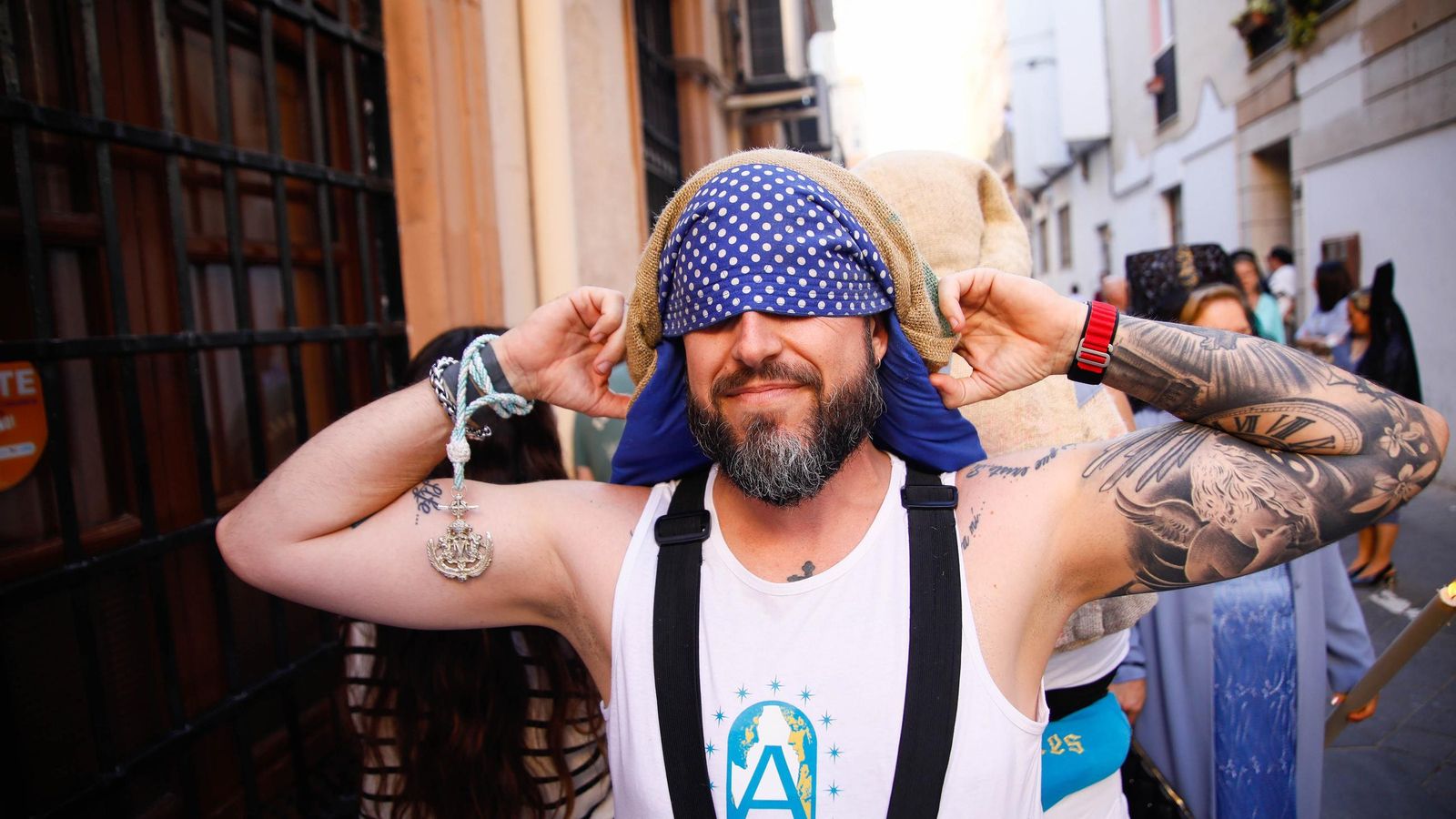 Vea la salida de la Hermandad de Los Ángeles de la Catedral de Almería