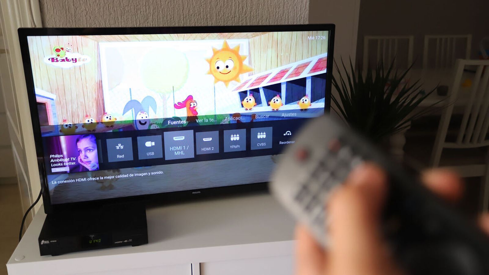 Una persona con el mando de la televisión