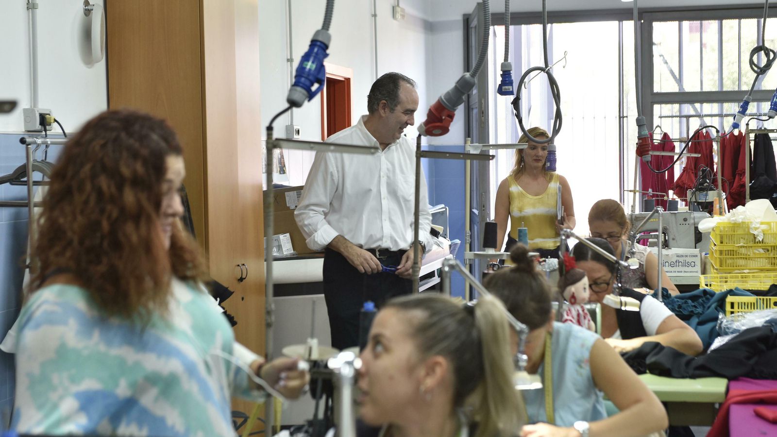 Bretón conversa con las costureras del centro Don Bosco