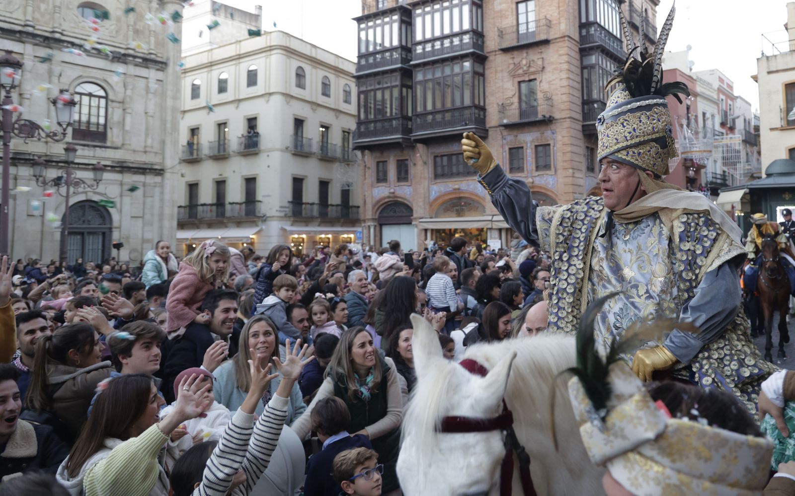 Las imágenes del Heraldo Real por las calles de Sevilla