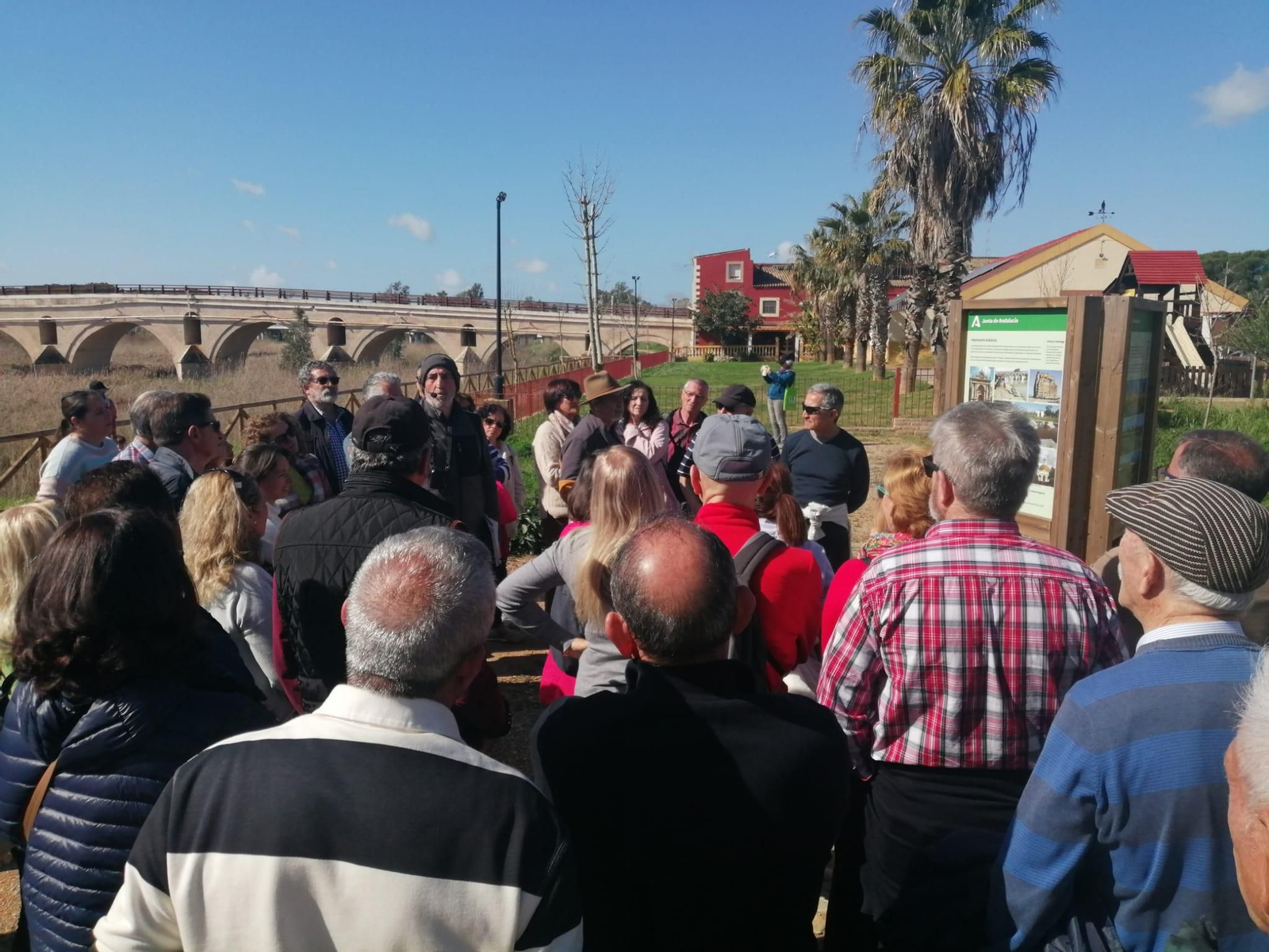 Multitudinaria visita guiada al puente de Cartuja en Jerez