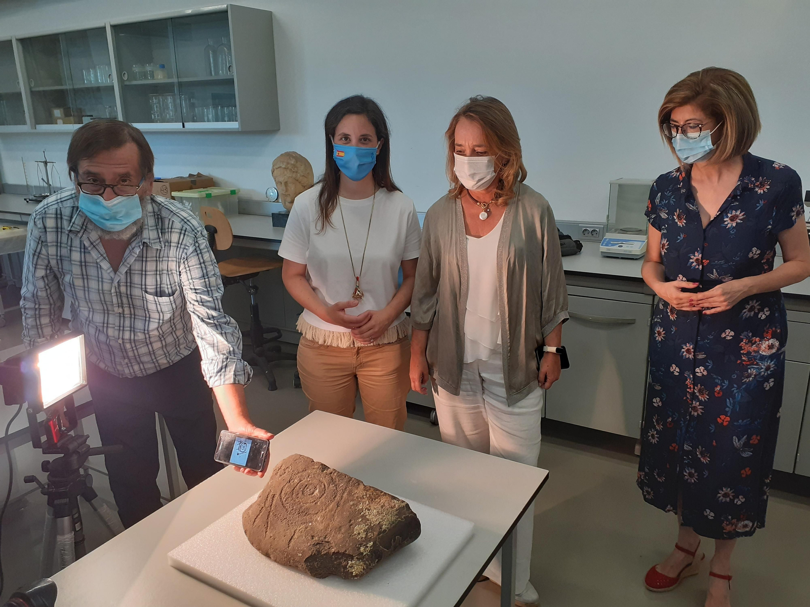 Representantes de las instituciones muestran la estela.
