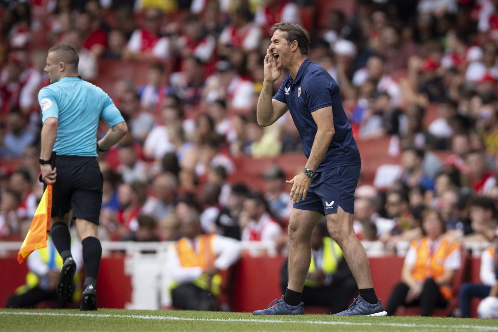 Lopetegu grita a sus jugadores desde la banda.