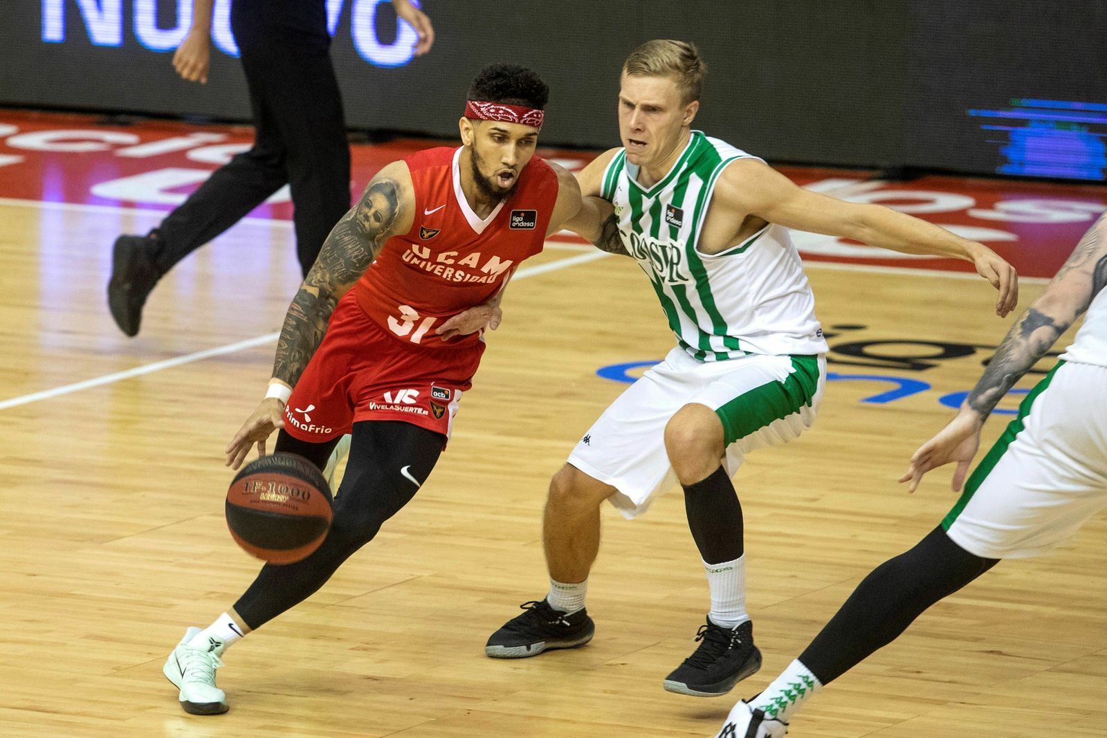 Booker, el más destacado del encuentro, defendido por el bético Borg.