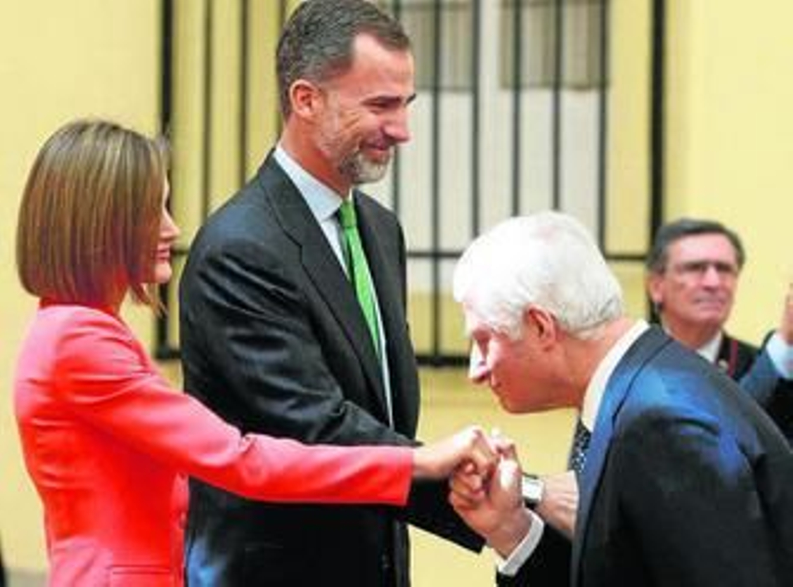 El duque se inclina ante doña Letizia en la recepción que ofrecieron los Reyes a los nobles españoles