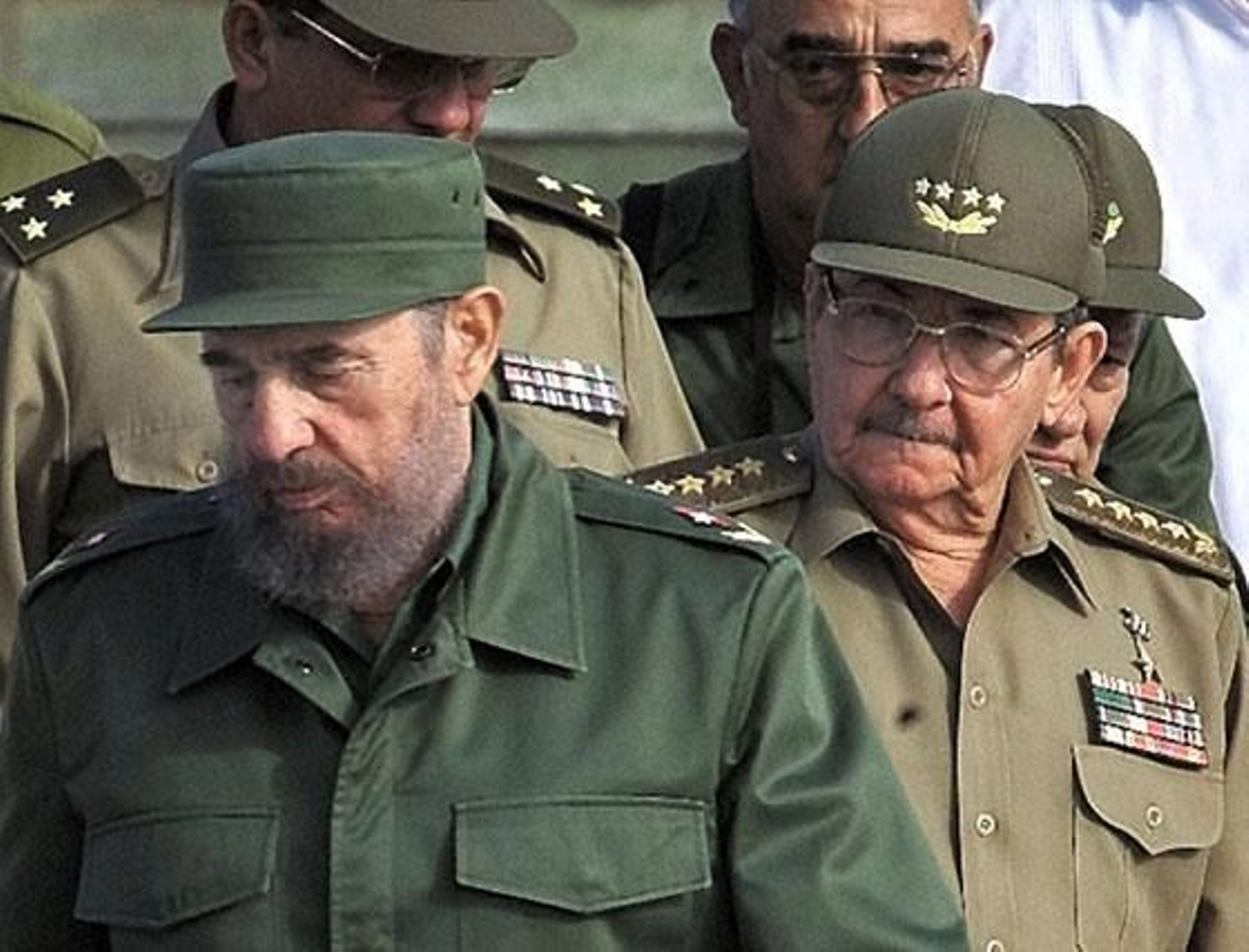 Fidel Castro junto a su hermano el 2 de diciembre de 2001. El 31 de julio de 2006 el líder revolucionario delegará todos los poderes en Raúl.
