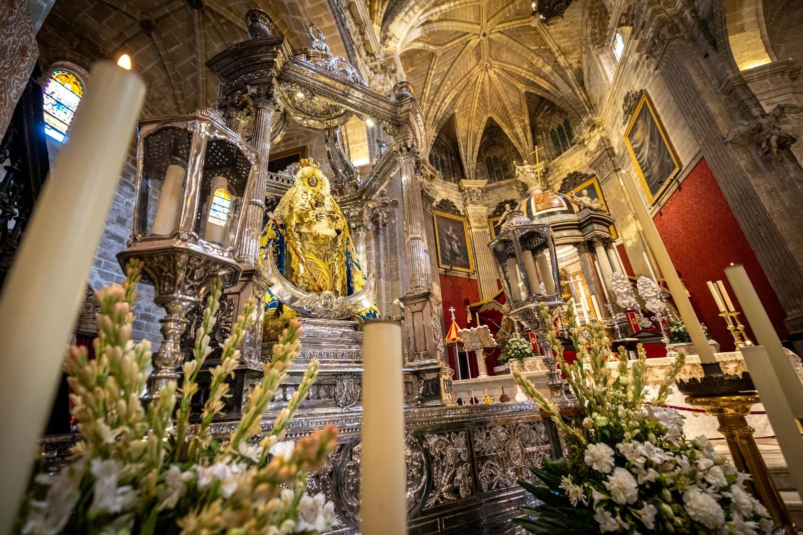 La Patrona de El Puerto, en el altar de la Basílica de Los Milagros.