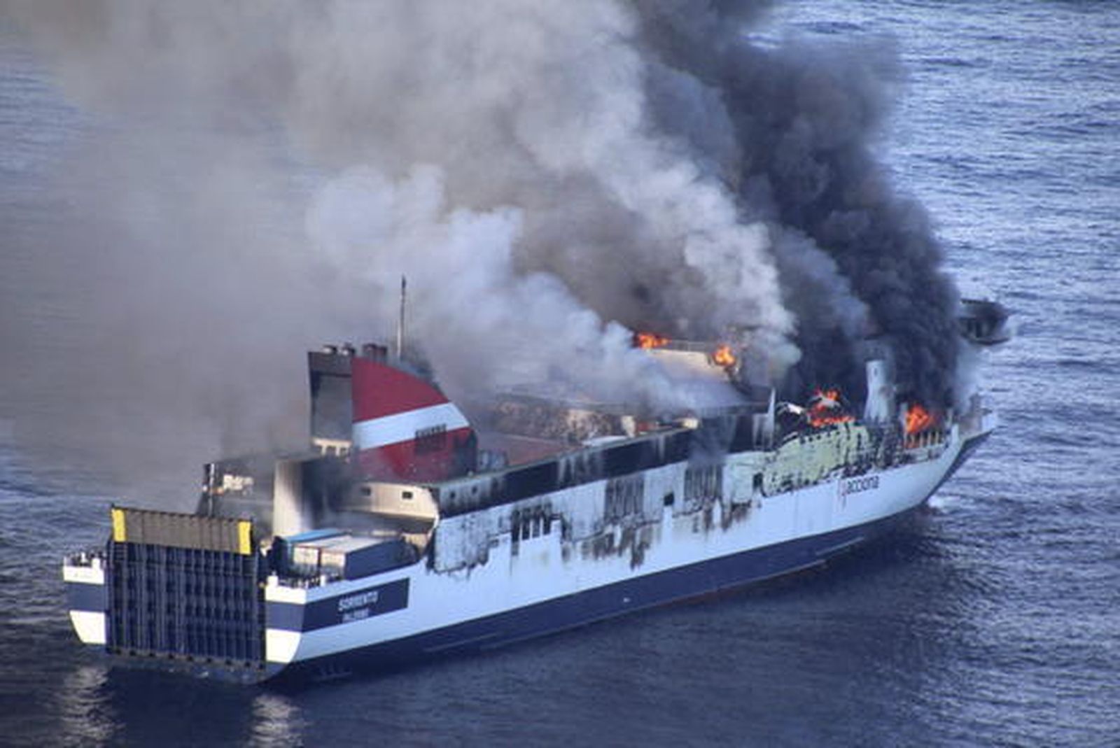 El ferry incendiado será remolcado a puerto