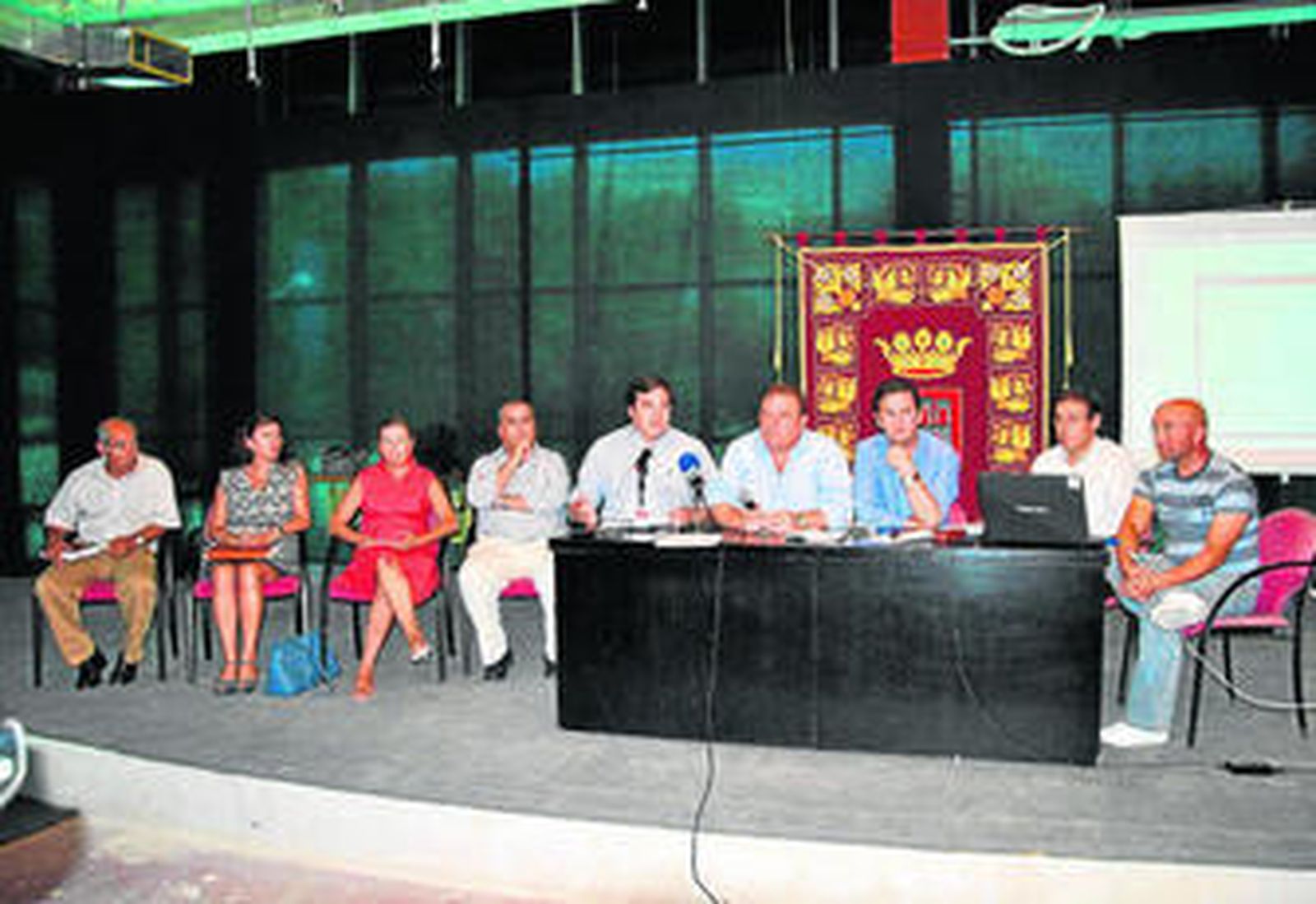 Autoridades locales, con el alcalde José Luis Núñez, durante el sorteo de empleos ante notario.