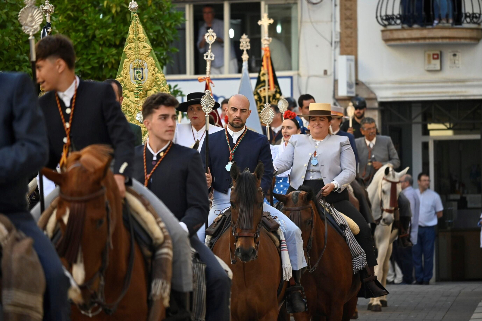 Imágenes de los peregrinos de la Hermandad de Emigrantes en su salida por las calles de Huelva