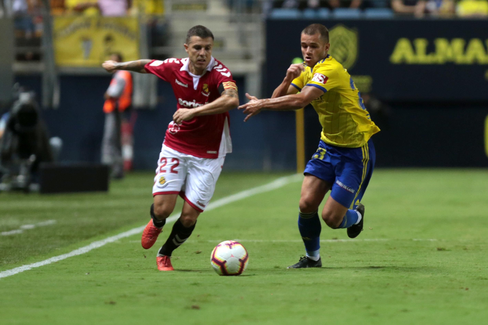 Aketxe persigue a un jugador del Nástic en busca del balón.