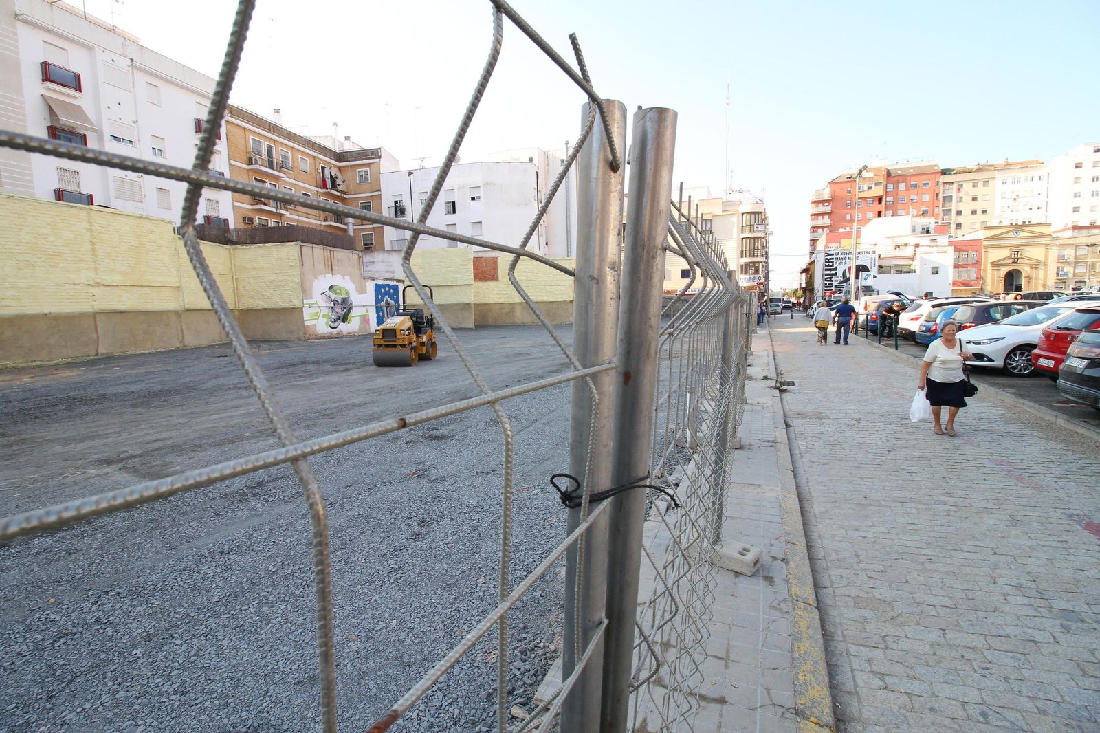 Las vallas ya impiden el tránsito peatonal durante los trabajos de acondicionamiento de los solares para la puesta en marcha del aparcamiento.