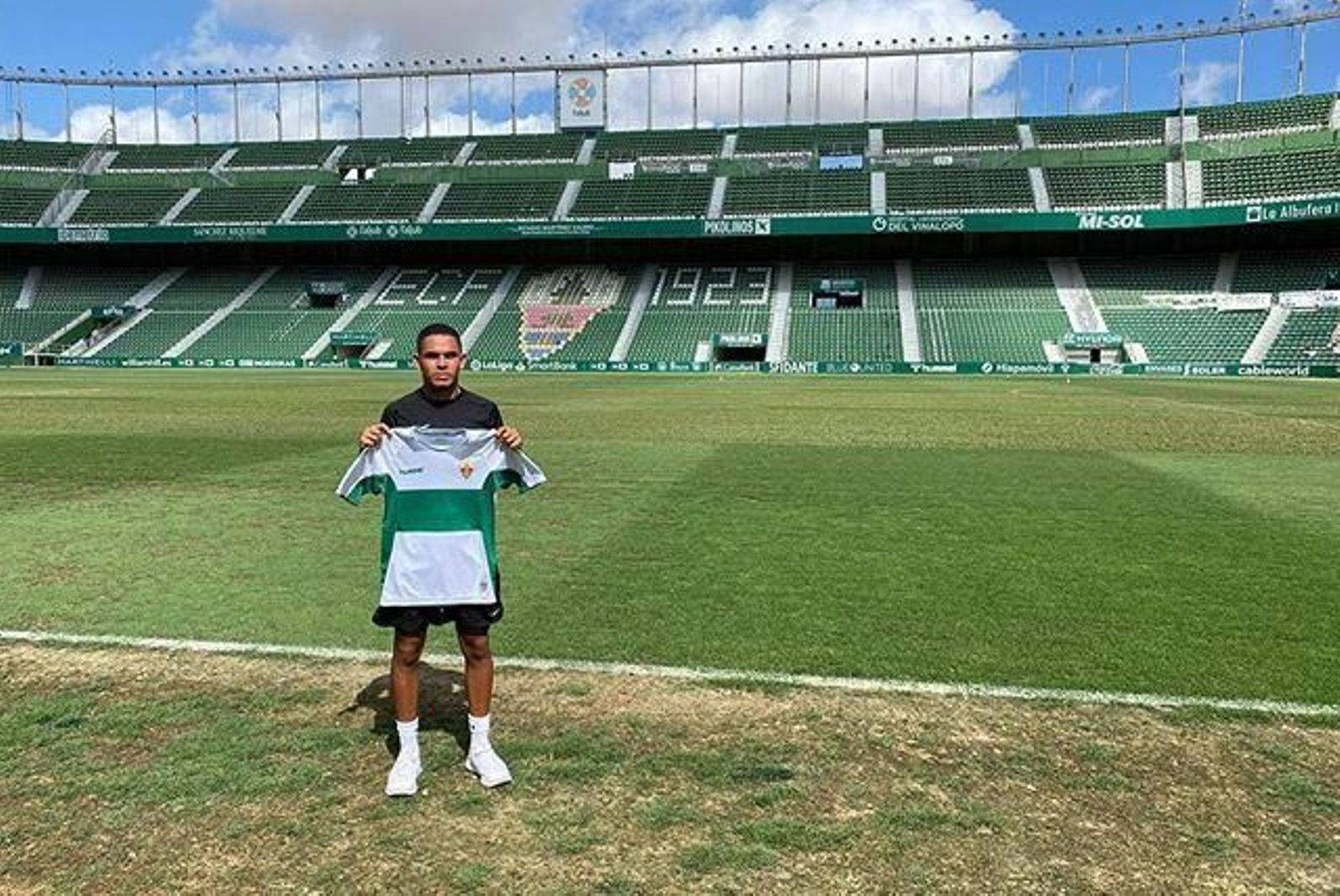 Anas Maroun tras firmar por el Elche en el Martínez Valero.