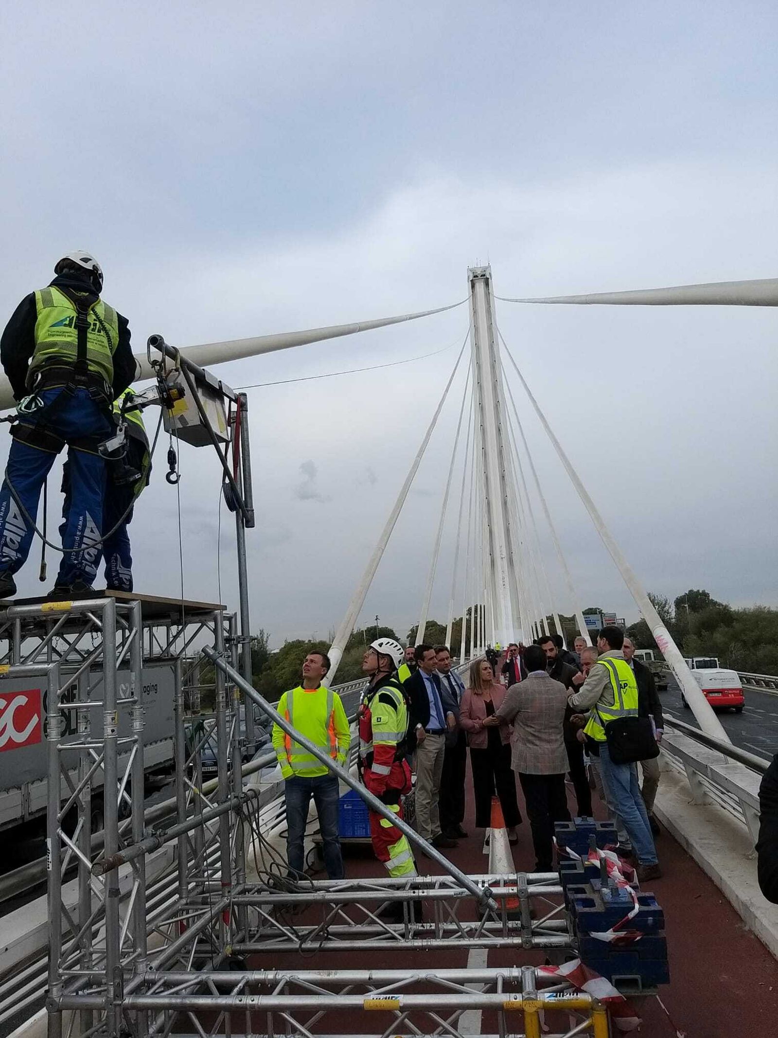 Un momento de la visita a los trabajos sobre los tirantes del Puente del Alamillo.