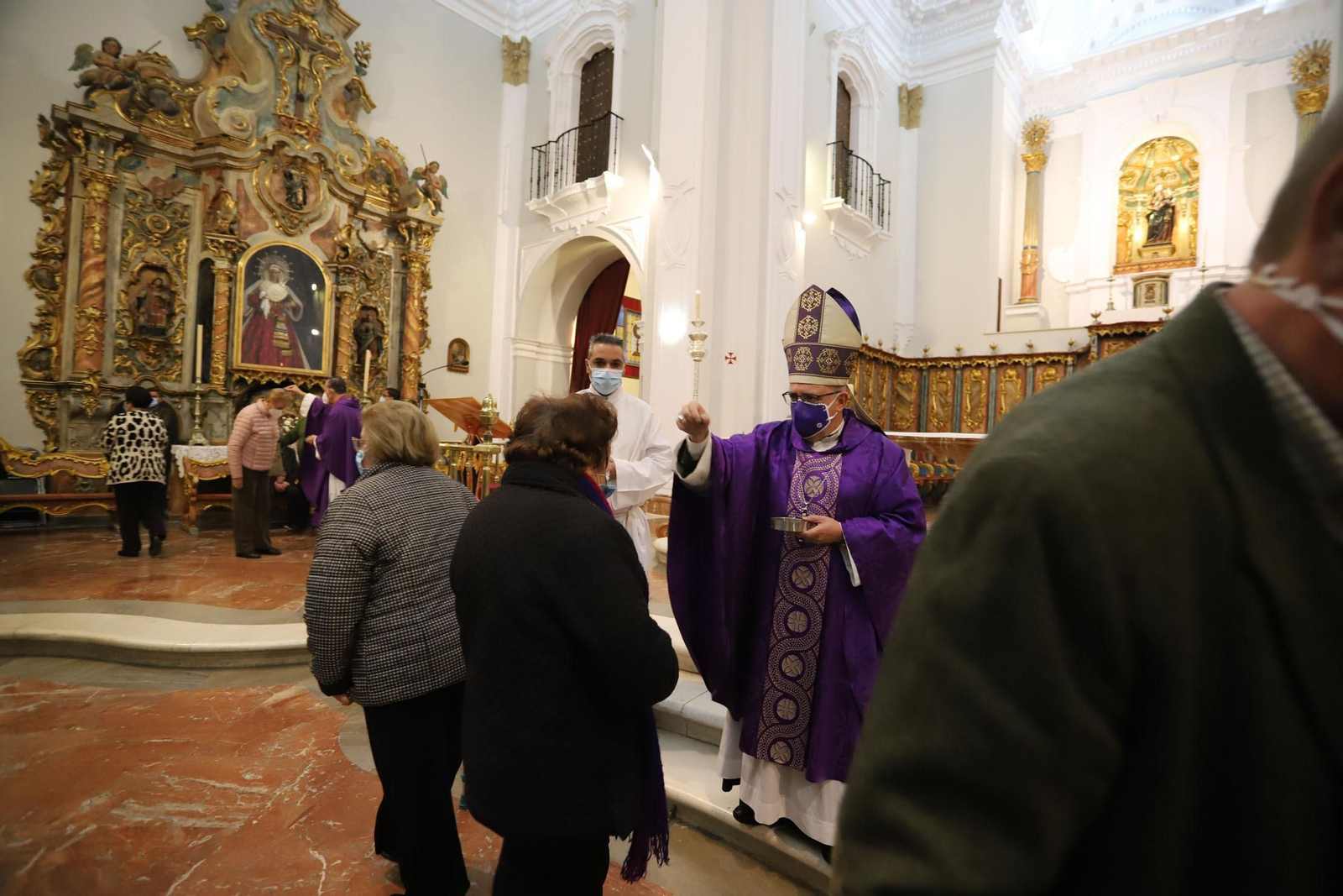 Imágenes de la imposición de cenizas en el inicio de la Cuaresma en la Catedral de Huelva