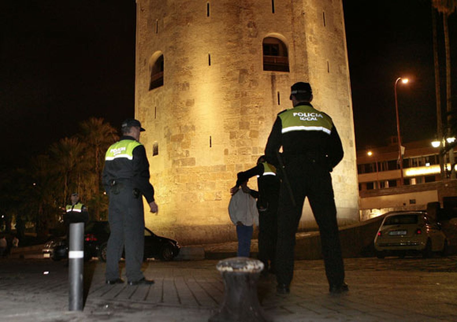 Empresarios denunciarán al Ayuntamiento el 'botellón' de la Torre del Oro