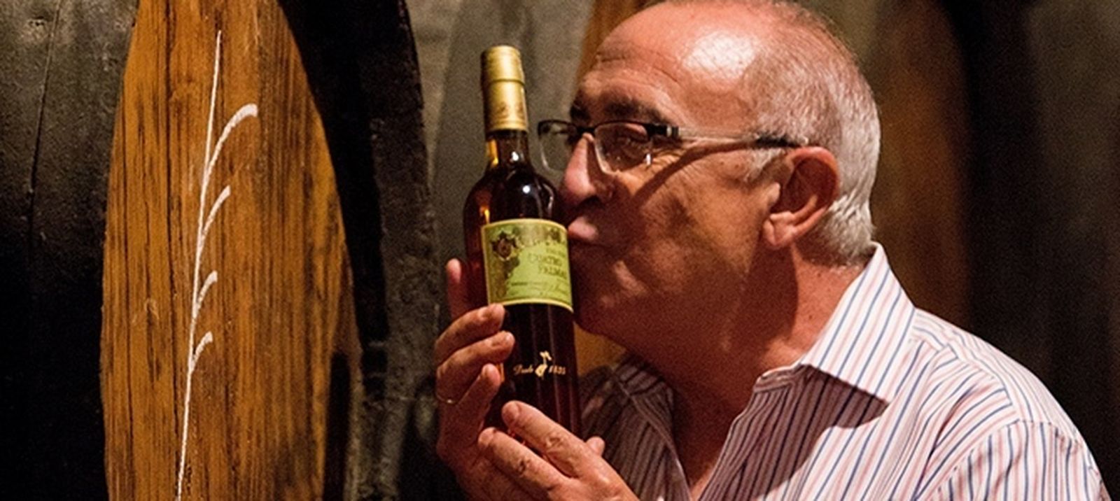 El enólogo de González Byass, Antonio Flores, besa una botella de Tío Pepe Cuatro Palmas.