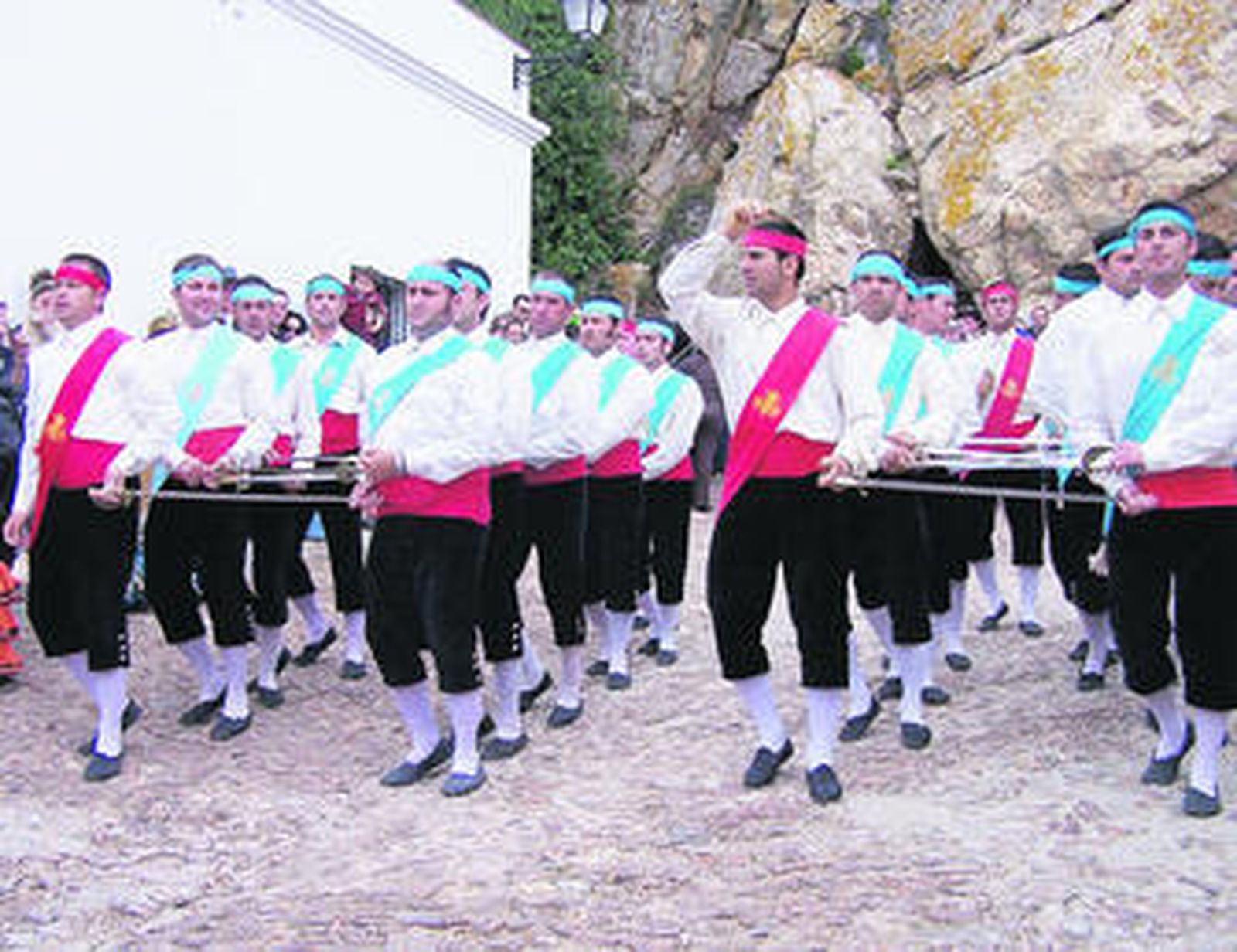 La danza típica de la Puebla de Guzmán no faltó en el certamen de Sanlúcar de Guadiana.