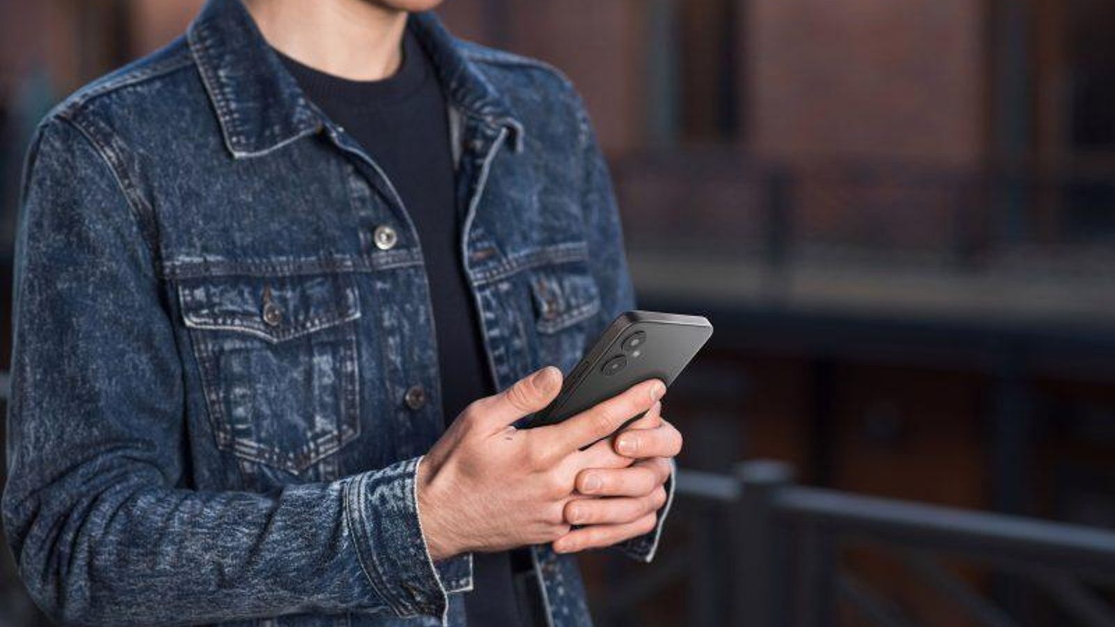Un joven con un smartphone en la mano.