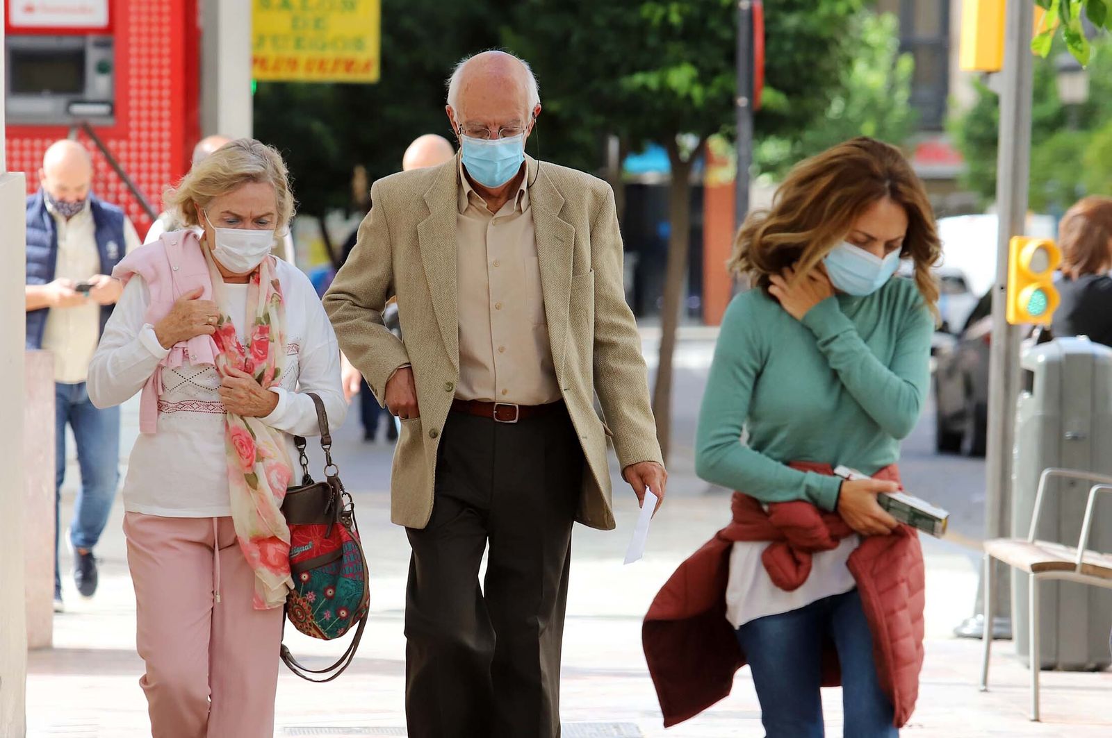 Varias personas pasen por el centro de Huelva.
