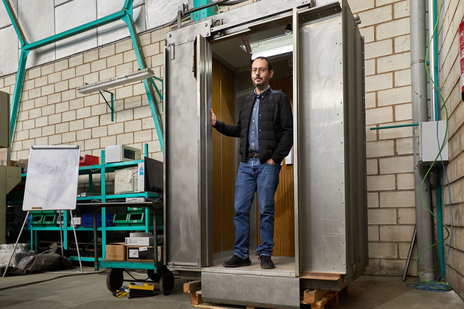 Juan Roig, inventor del ascensor anticovid, con su invento