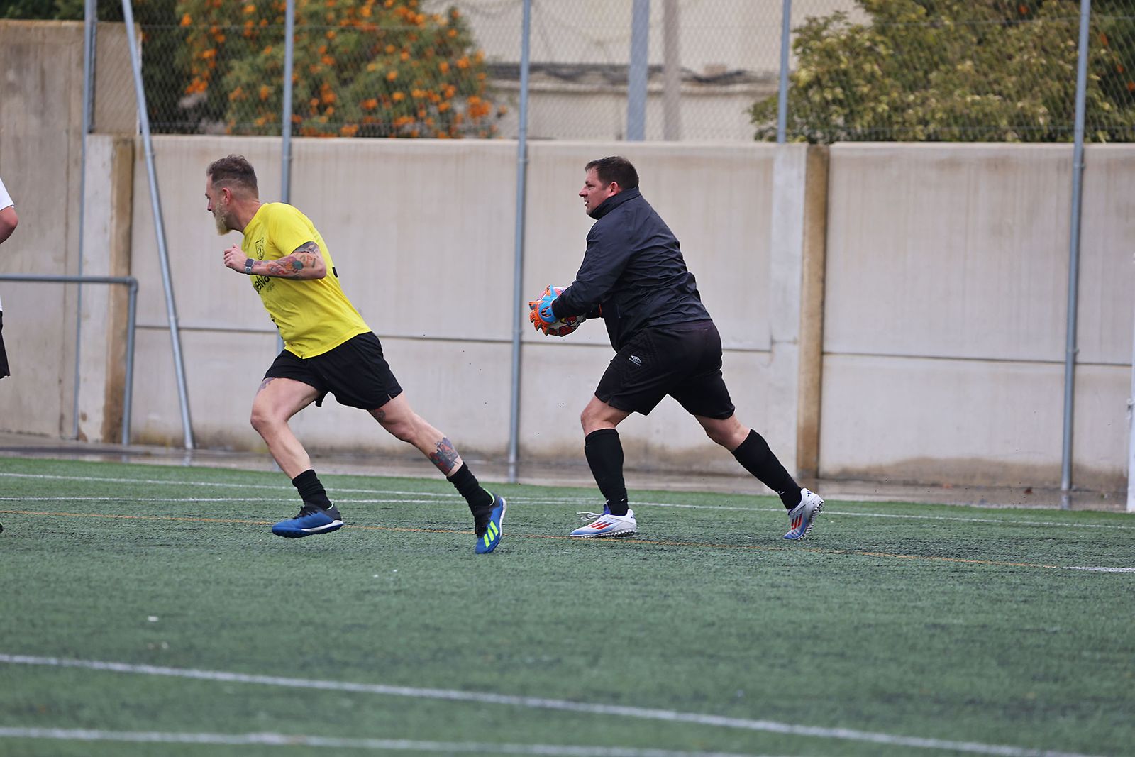Periodistas y políticos disputan su tradicional partido navideño de fútbol