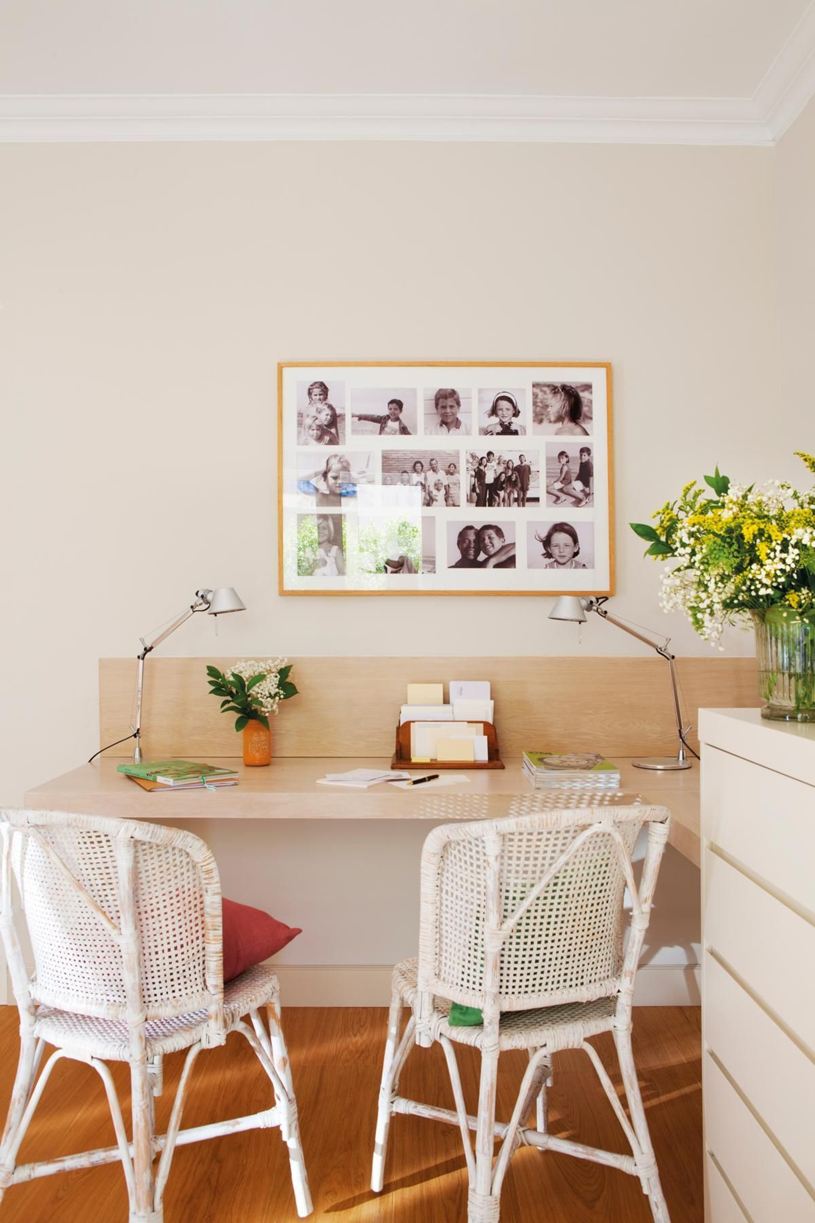 Decora el escritorio con elementos personales como láminas o fotografías.