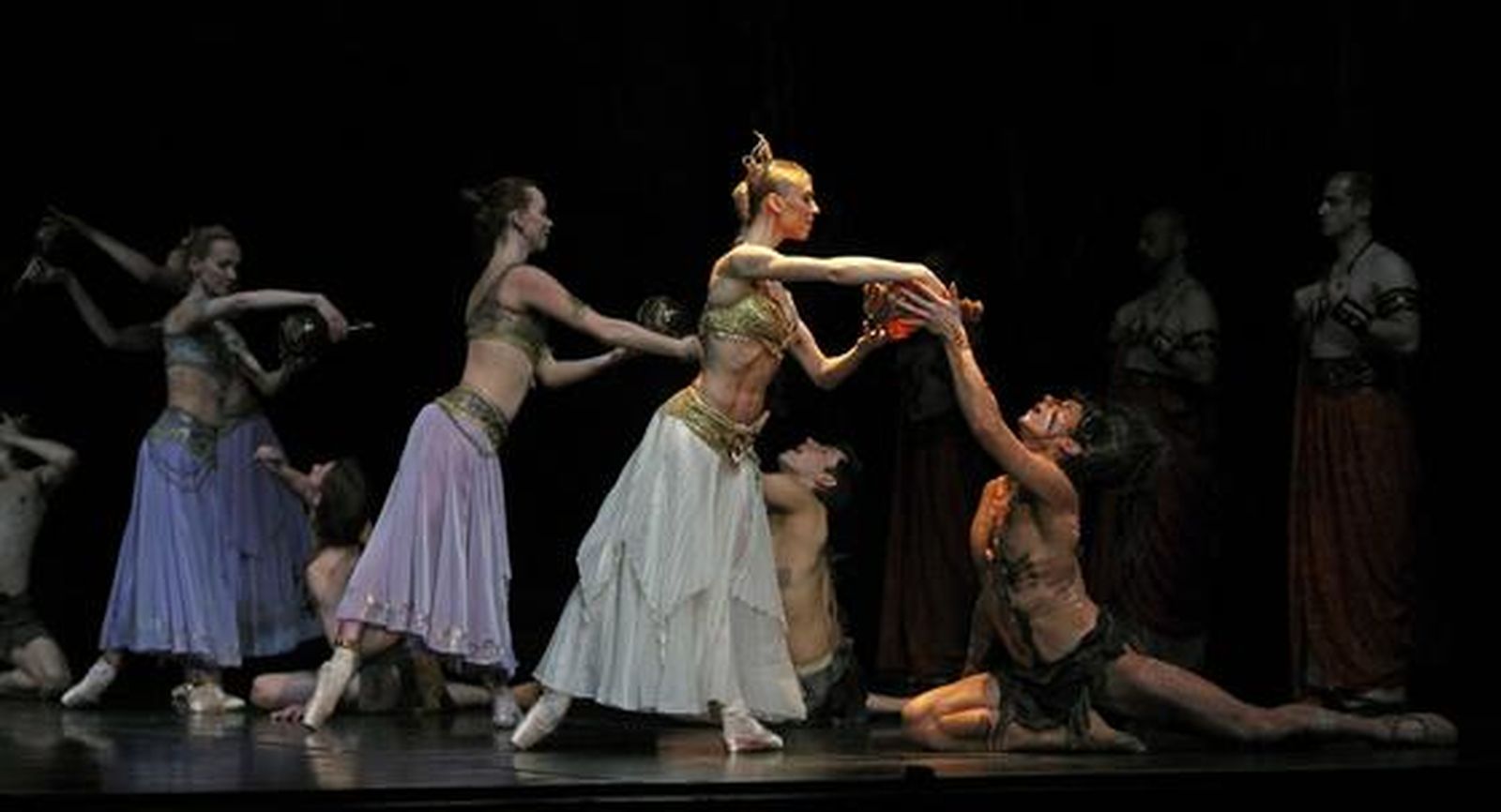 El Ballet de la Ópera de Varsovia representa 'La Bayadère' en el Teatro de la Maestranza, una obra sobre la supervivencia del amor tras la muerte.

Foto: Antonio Pizarro