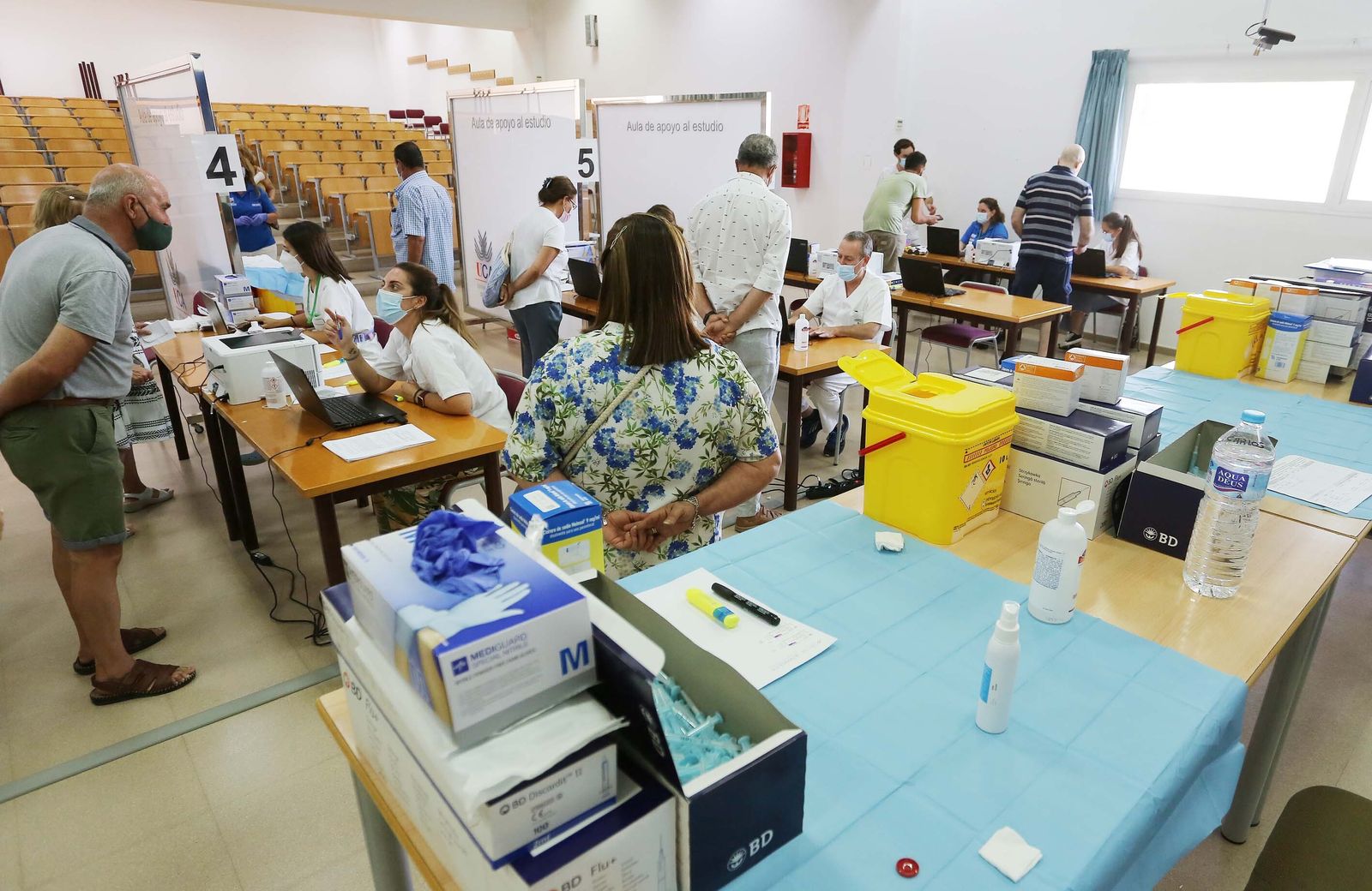 Vacunación masiva en el campus de la UCA en Jerez