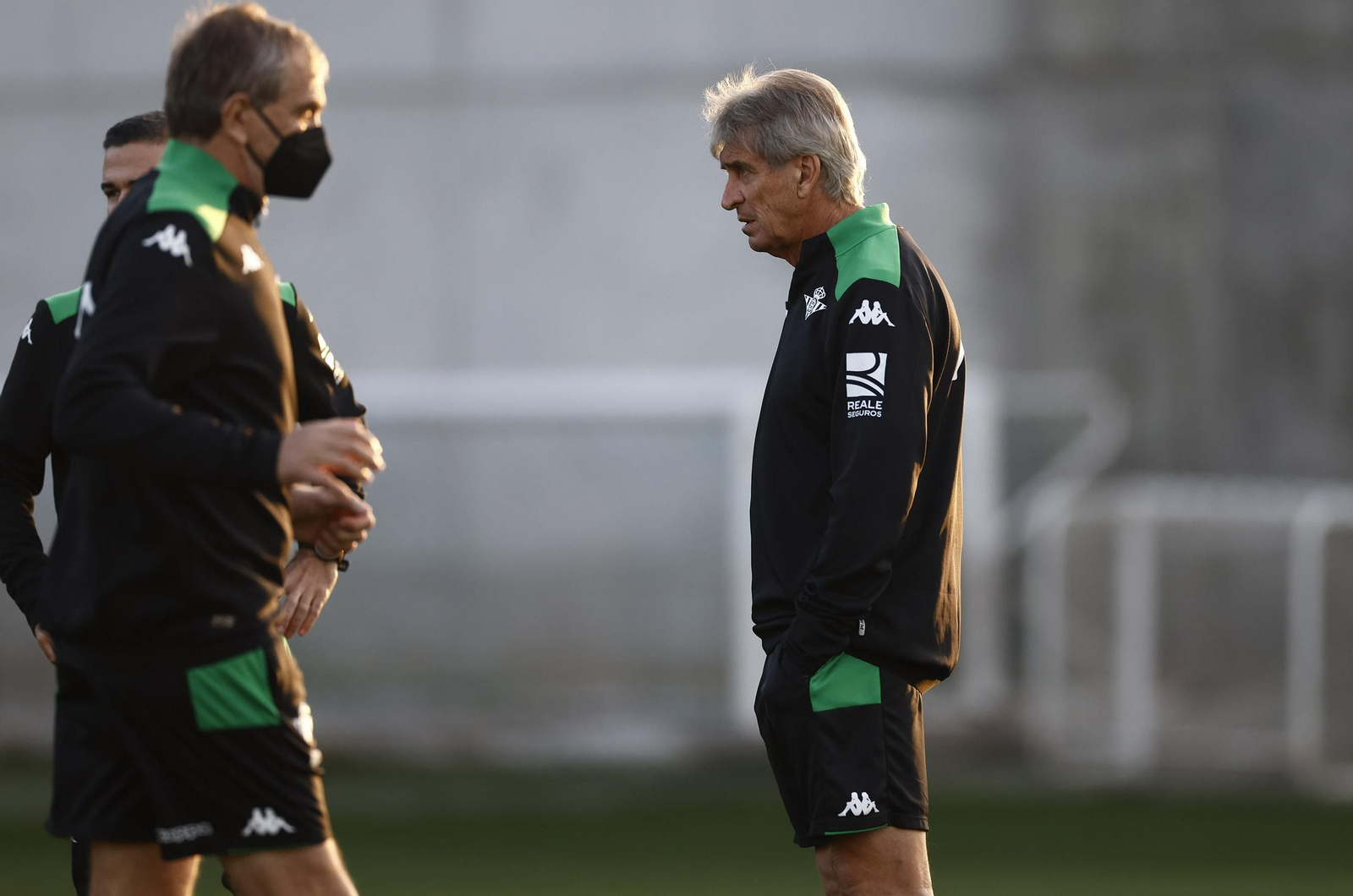 Pellegrini dialoga con su cuerpo técnico en el entrenamiento vespertino de este martes.