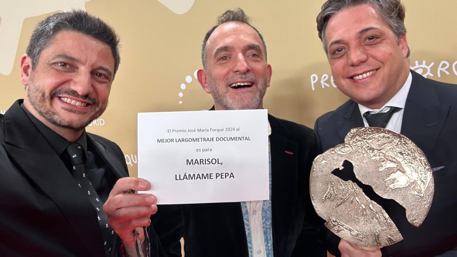 El director Paco Ortiz, junto a los productores  con el premio Forqué al mejor documental 2024.