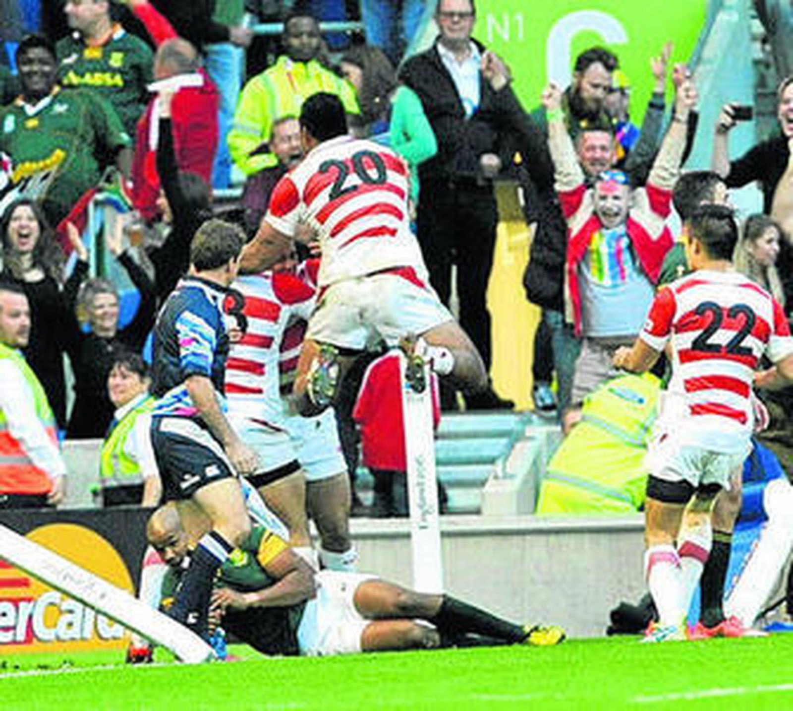 Los jugadores japoneses celebran el ensayo del triunfo ante Sudáfrica.