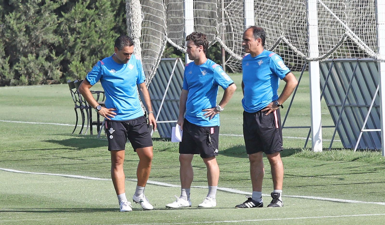 Rubi, entre Nacho Gil y Jaume Torras, en un entrenamiento.