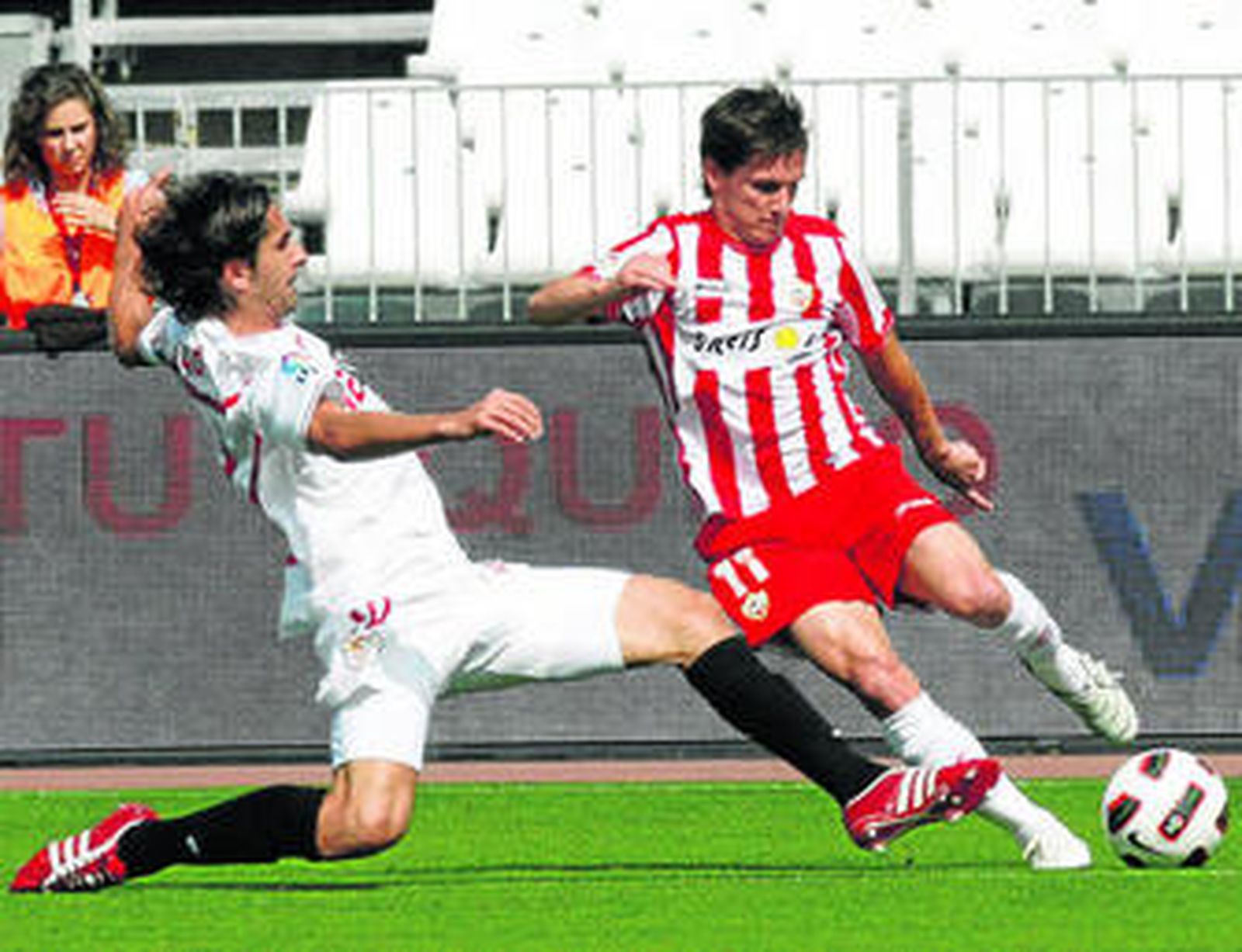 Piatti intenta centrar ante la oposición del defensa del Sevilla Escudé.