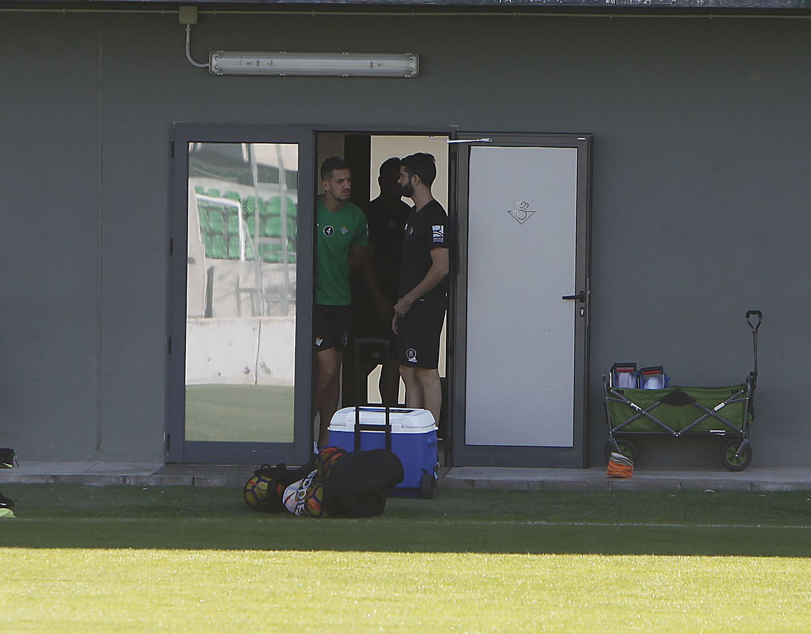 Feddal dialoga con Manuel Alcantarilla, uno de los fisioterapeutas, en la ciudad deportiva.