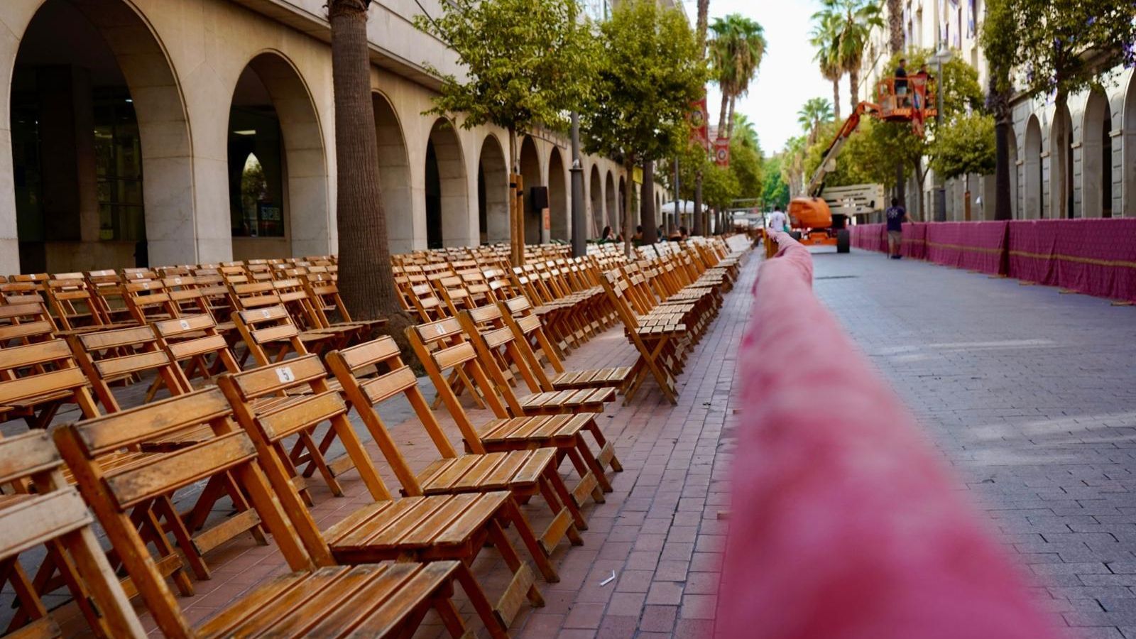 Sillas en el Recorrido Oficial de la Magna Mariana de Huelva.
