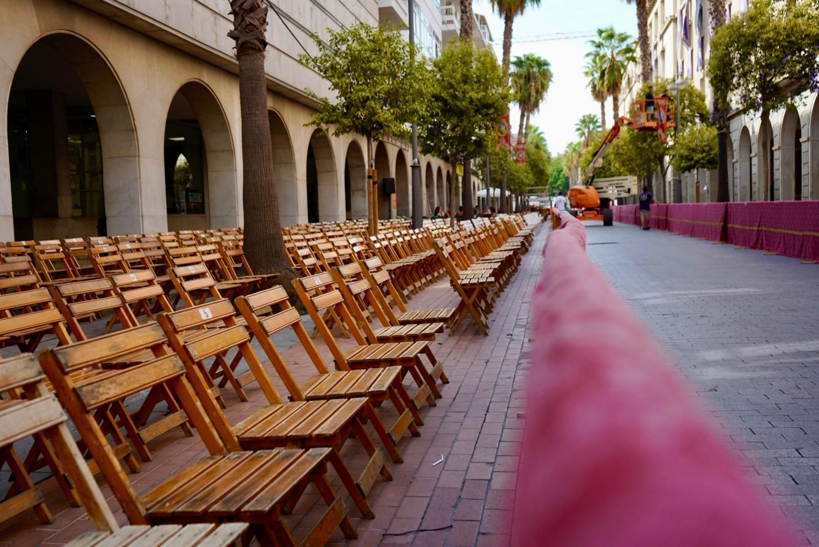 Sillas en el Recorrido Oficial de la Magna Mariana de Huelva.