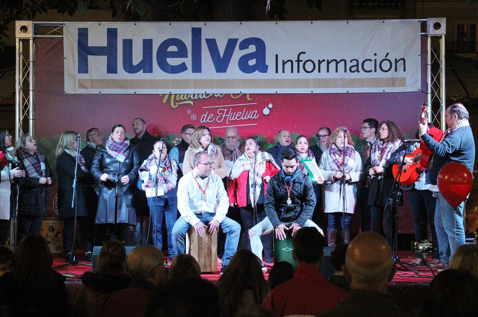 Pepe El Marismeño y el Coro de Emigrantes ponen voz al Cuentacuentos de Huelva Información, en imágenes