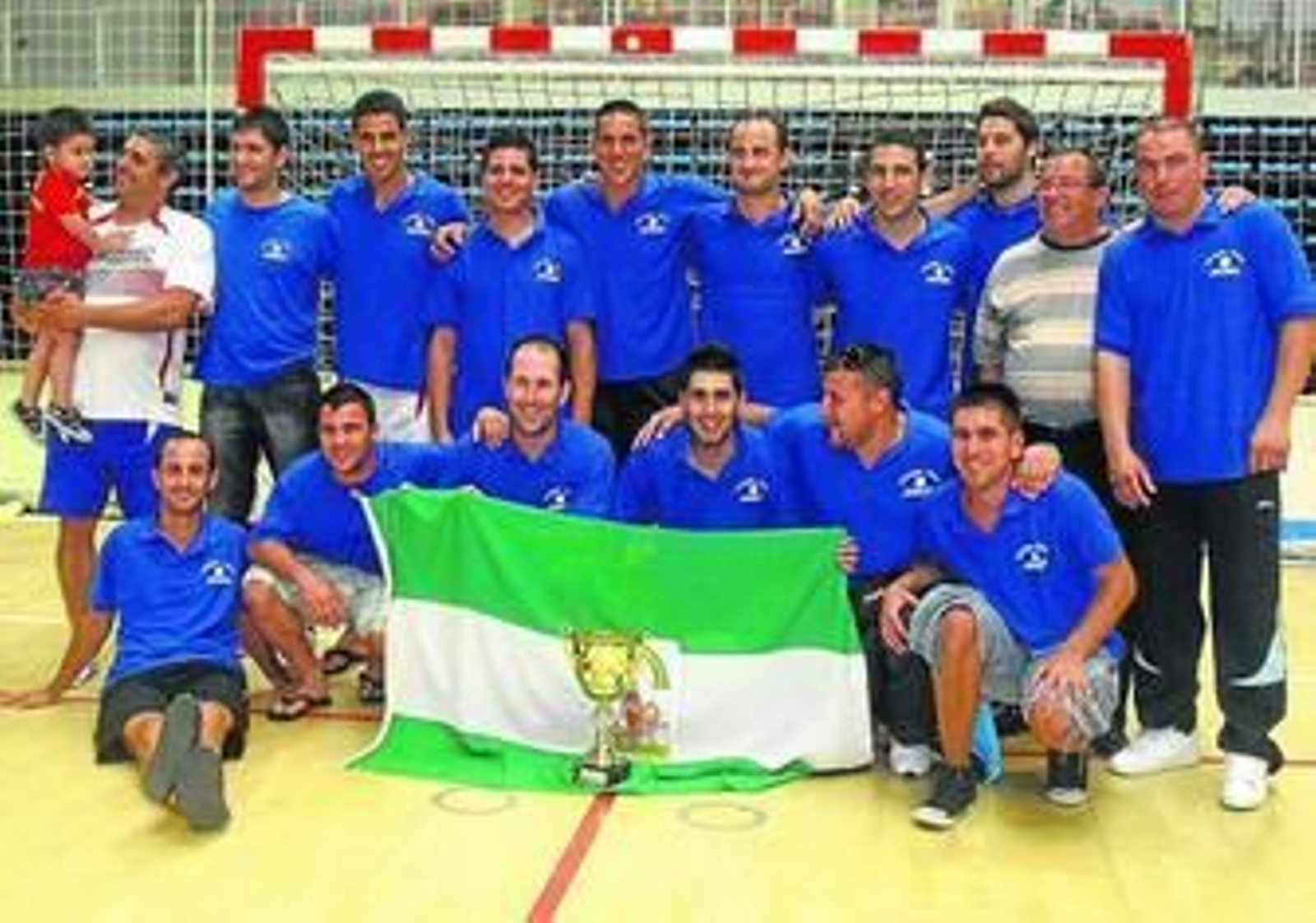 La plantilla del Aguatec posa con el trofeo de campeona de España.