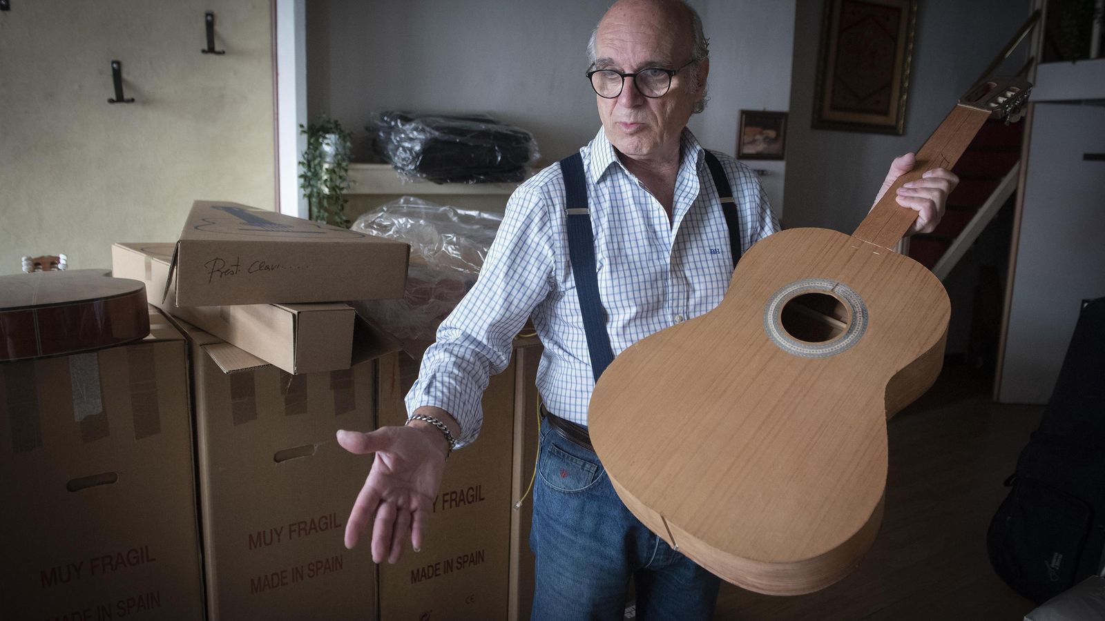 Juan Luis Cayuela en su tienda de guitarras ya cerrada.