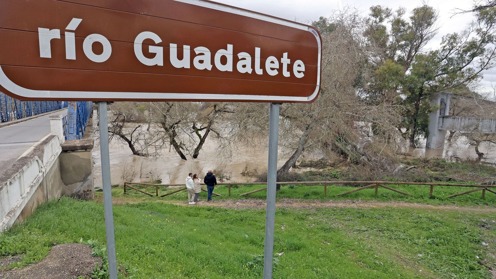 El Guadalete comienza a bajar su nivel poco a poco por la zona rural de Jerez