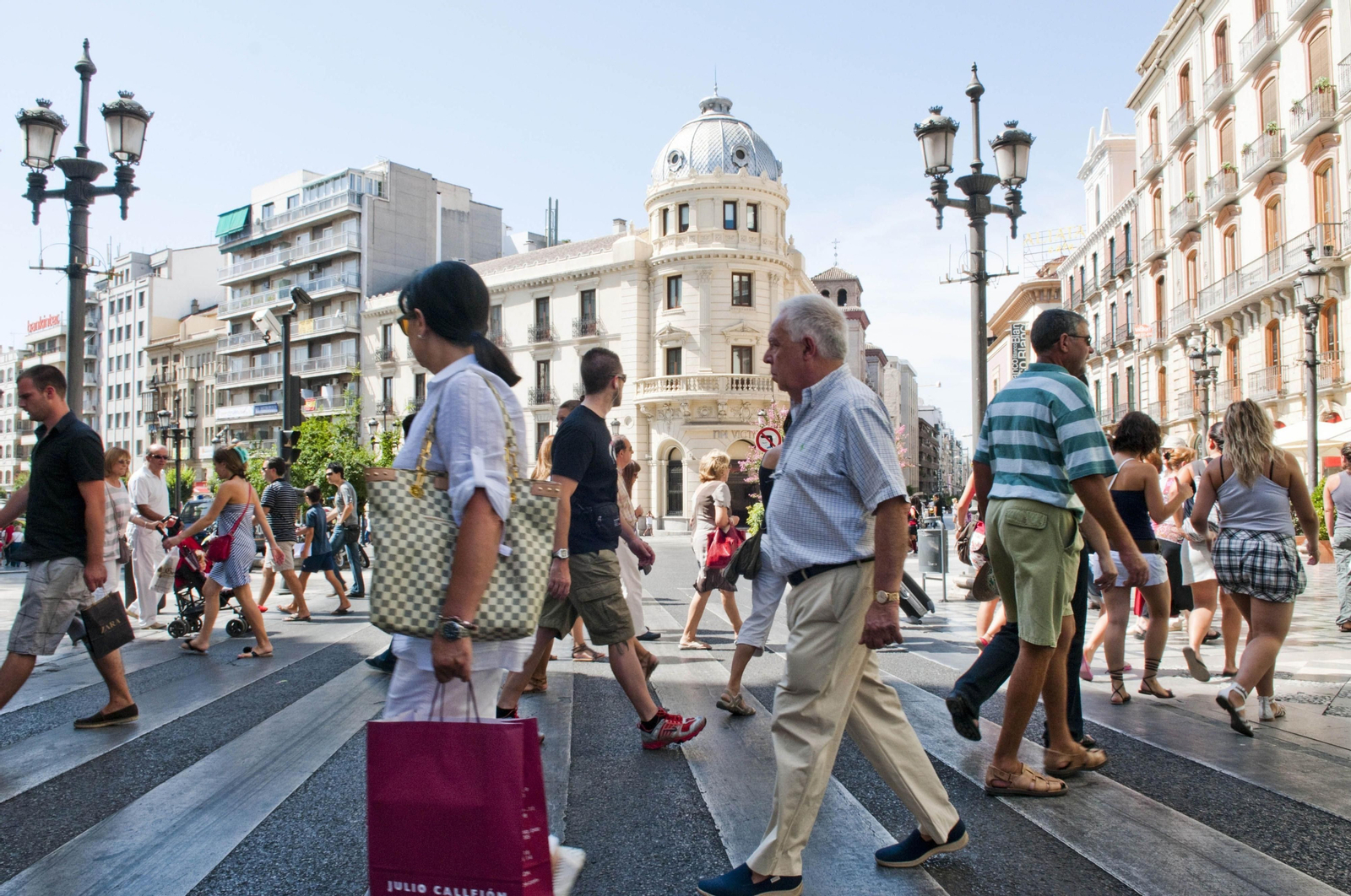 La oposición pide que los ciudadanos no paguen los errores de la gestión económica del pasado. La oposición pide que los ciudadanos no paguen los errores de la gestión económica del pasado.