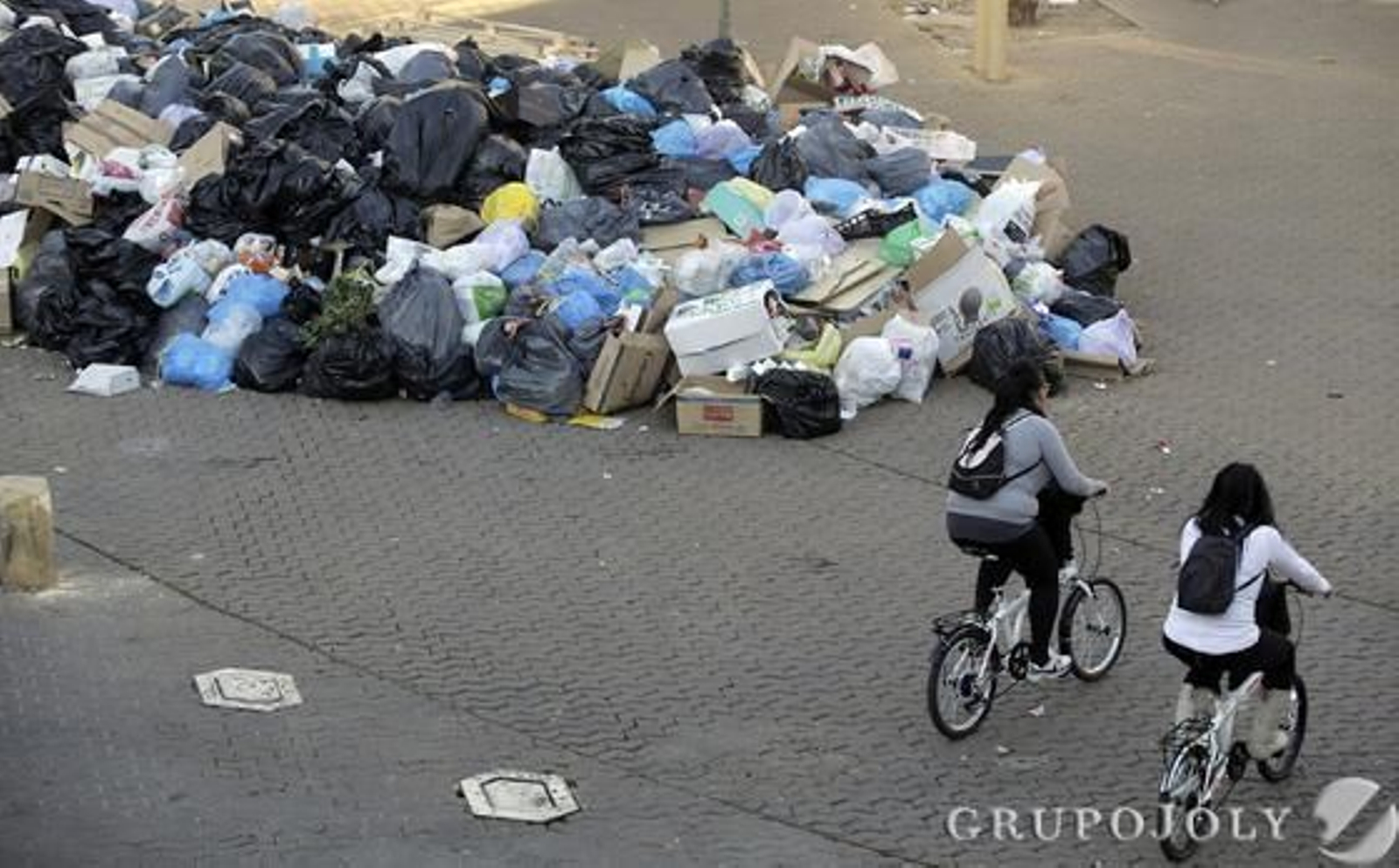 Montañas de basura en la Alameda de Hércules.

Foto: Antonio Pizarro