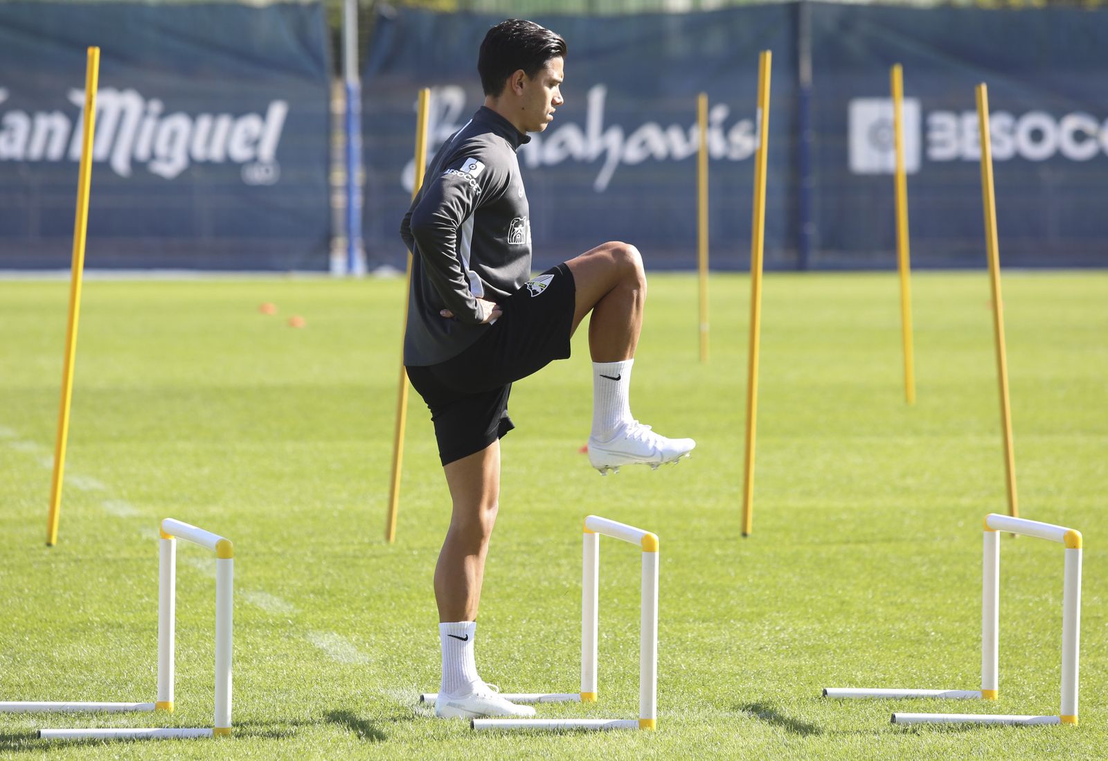 Adrián, Renato Santos y Lombán pisan césped