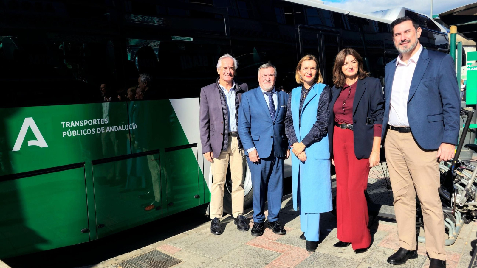 La delegada de Fomento, María Rosa Morales, el director del Ctamam, Javier Berlanga, el director la División Sur de Avanza, Rafael Durbán, la edil de Movilidad de Fuengirola, el edil de Infraestructuras de Mijas y el director de Movilidad de Marbella.