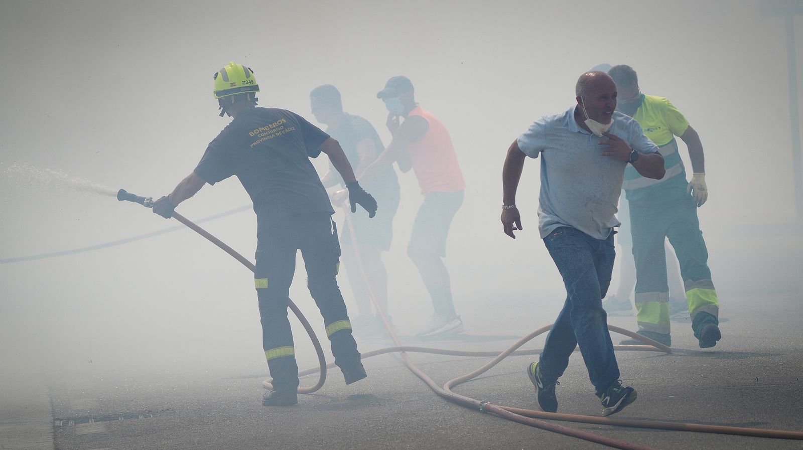 El fuego llega a las  casapuertas en Jerez