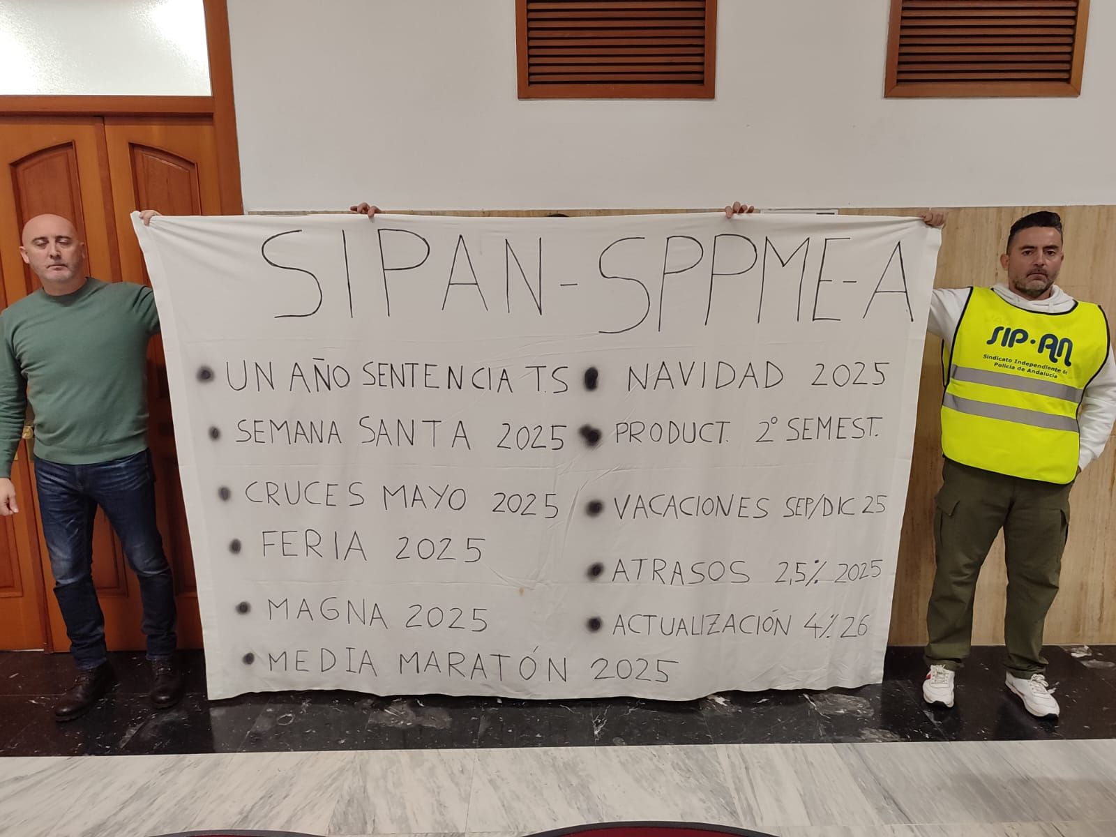 Protesta de policías locales durante el Pleno.