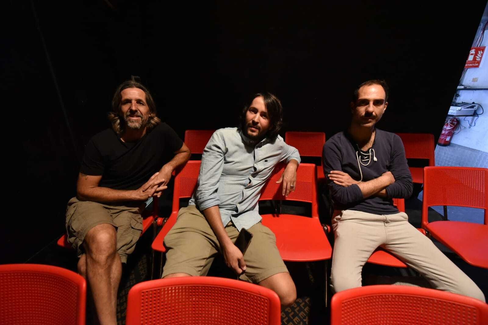 Ben Attia, en el centro, junto a dos integrantes de su compañía en el box de AlCultura.