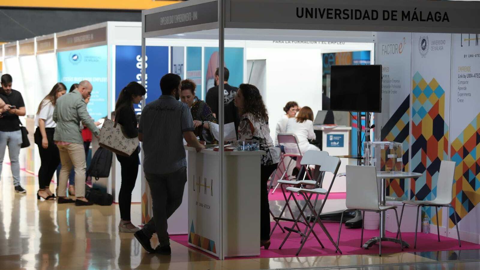 Unos estudiantes se informan en los servicios de orientación y empleo de la propia UMA