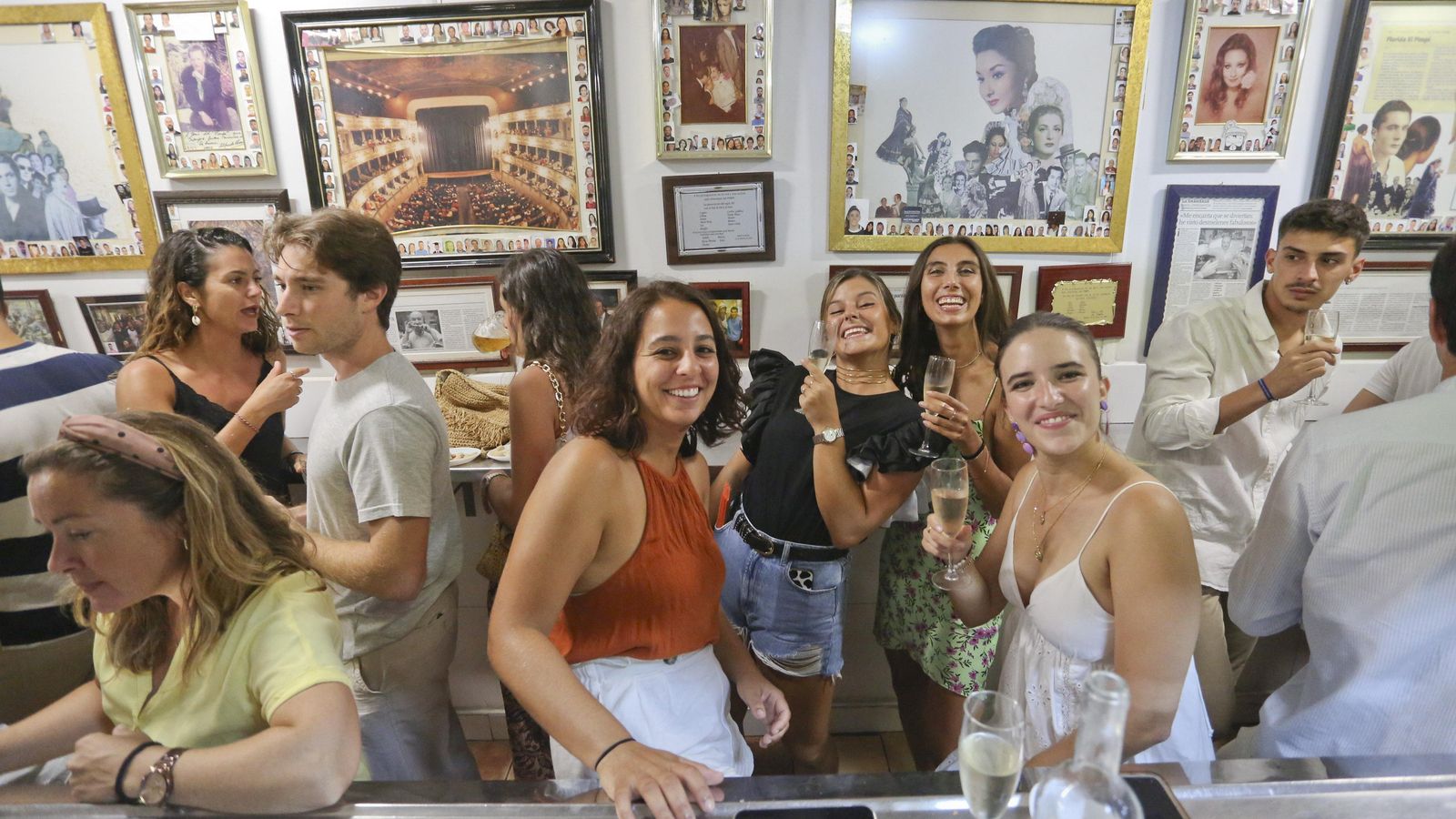 Clientes en El Pimpi Florida, rodeados de su reconocible decoración.